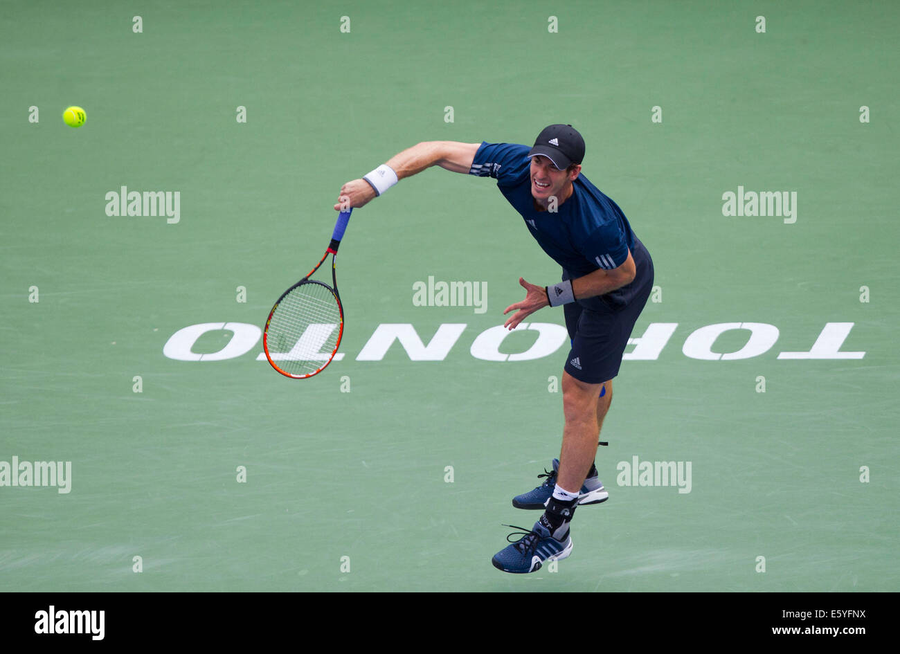 Toronto, Kanada. 8. August 2014. Andy Murray aus Großbritannien dient im Herreneinzel Viertelfinale gegen Jo-Wilfried Tsonga Frankreichs am 2014 Rogers Cup in Toronto, Kanada, 8. August 2014. Andy Murray verlor das Spiel 1-2 Credit: © Zou Zheng/Xinhua/Alamy Live News Stockfoto