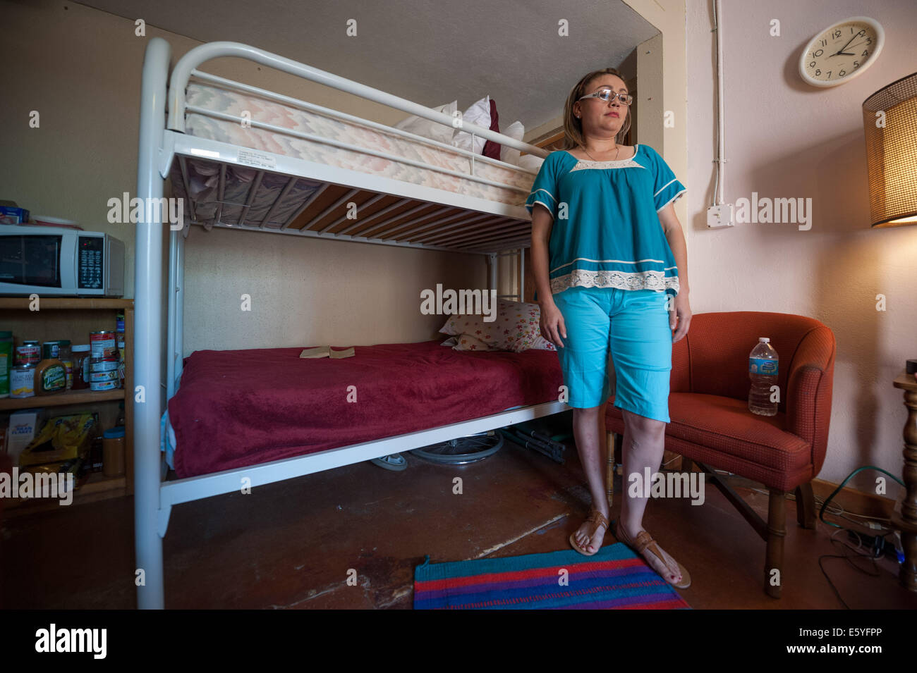 Tucson, Arizona, USA. 8. August 2014. ROSA ROBLES LORETO, eine undokumentierte Mutter von zwei Kindern lebt in Tucson, Arizona seit fast einem Jahrzehnt hat Heiligtum in Southside Presbyterian Church in Tucson nach Immigration und Customs Enforcement bestellt ihre Entfernung nach einer 2010 Verkehrskontrolle. Laut ihrem Anwalt trifft sie den 2011 ICE-Standards um Gnade. Southside Presbyterian begann die nationale Tendenz der Kirche geförderte Heiligtümer in den 1980er Jahren und Loreto ist die zweite Person in diesem Jahr zum Heiligtum in der Kirche zu nehmen. Sie wird bleiben, bis sie interessiert ist Stockfoto