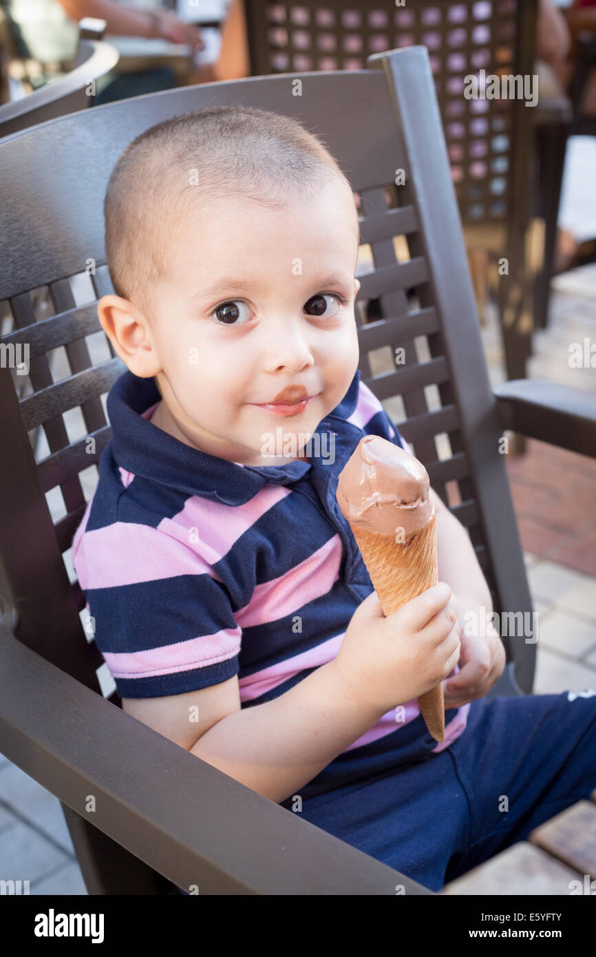 Porträt von einem niedlichen Kleinkind ein Eis essen Stockfoto