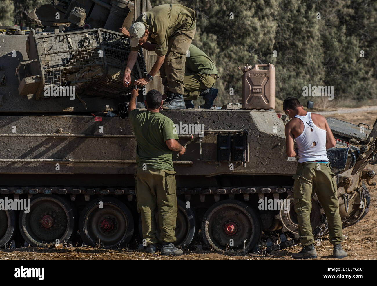 Gaza-Grenze. 8. August 2014. Soldaten zu reparieren einer Panzerhaubitze im südlichen Israel grenzt an den Gaza-Streifen am 8. August 2014. Israel und den Palästinensern nicht gelungen, die 72-Stunden Waffenruhe im Gaza-Streifen zu verlängern. Bildnachweis: Li Rui/Xinhua/Alamy Live-Nachrichten Stockfoto