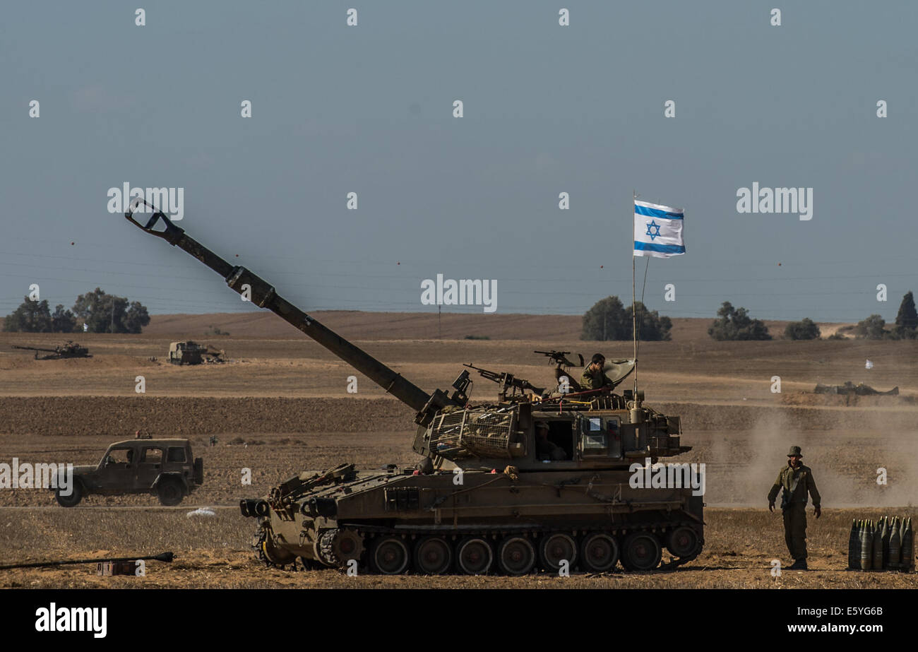 Gaza-Grenze. 8. August 2014. Eine Panzerhaubitze wird im südlichen Israel grenzt an den Gaza-Streifen am 8. August 2014 eingesetzt. Israel und den Palästinensern nicht gelungen, die 72-Stunden Waffenruhe im Gaza-Streifen zu verlängern. Bildnachweis: Li Rui/Xinhua/Alamy Live-Nachrichten Stockfoto
