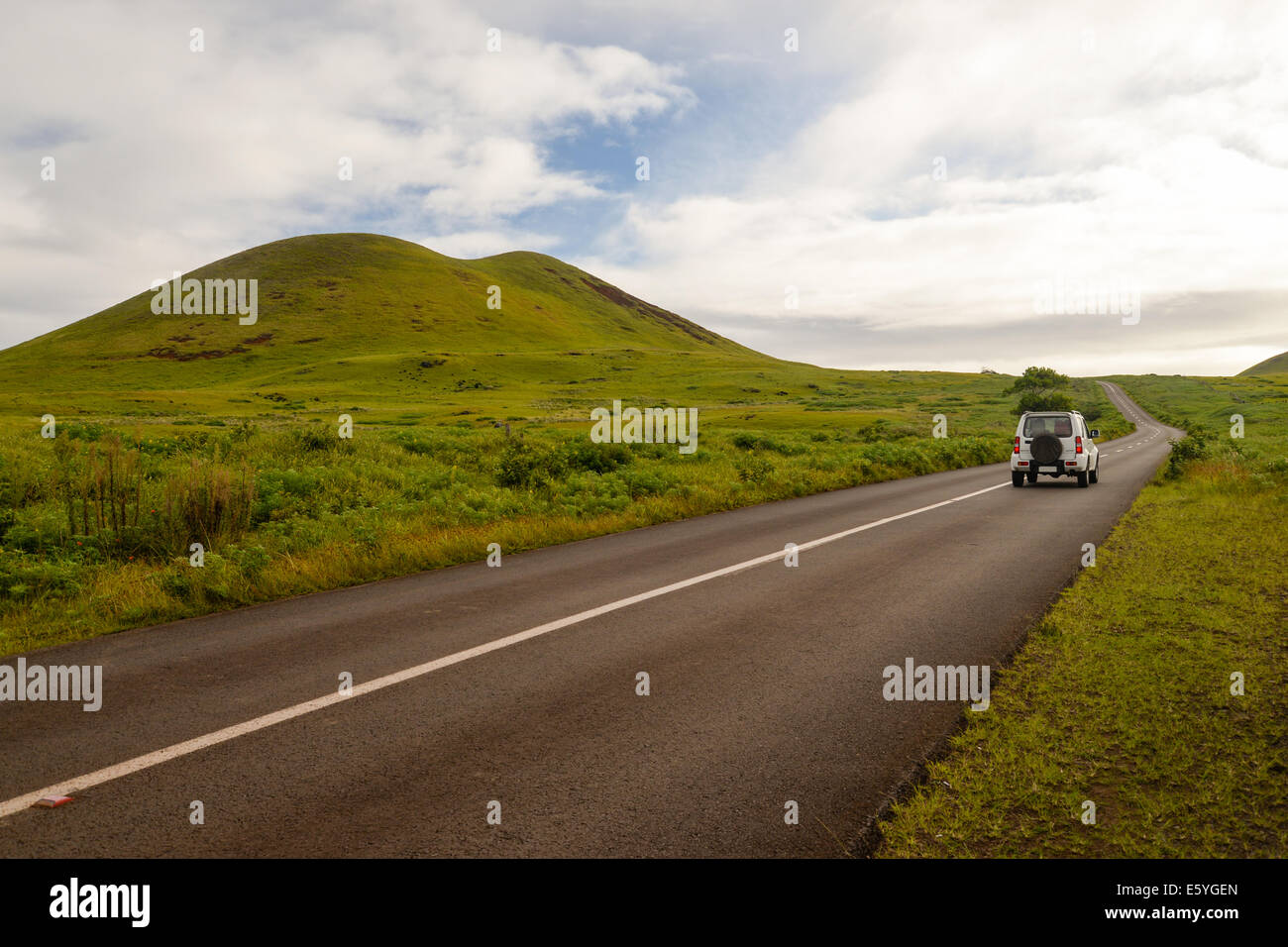 Ein Auto über eine Straße mitten in der Natur der Osterinsel, Chile Stockfoto