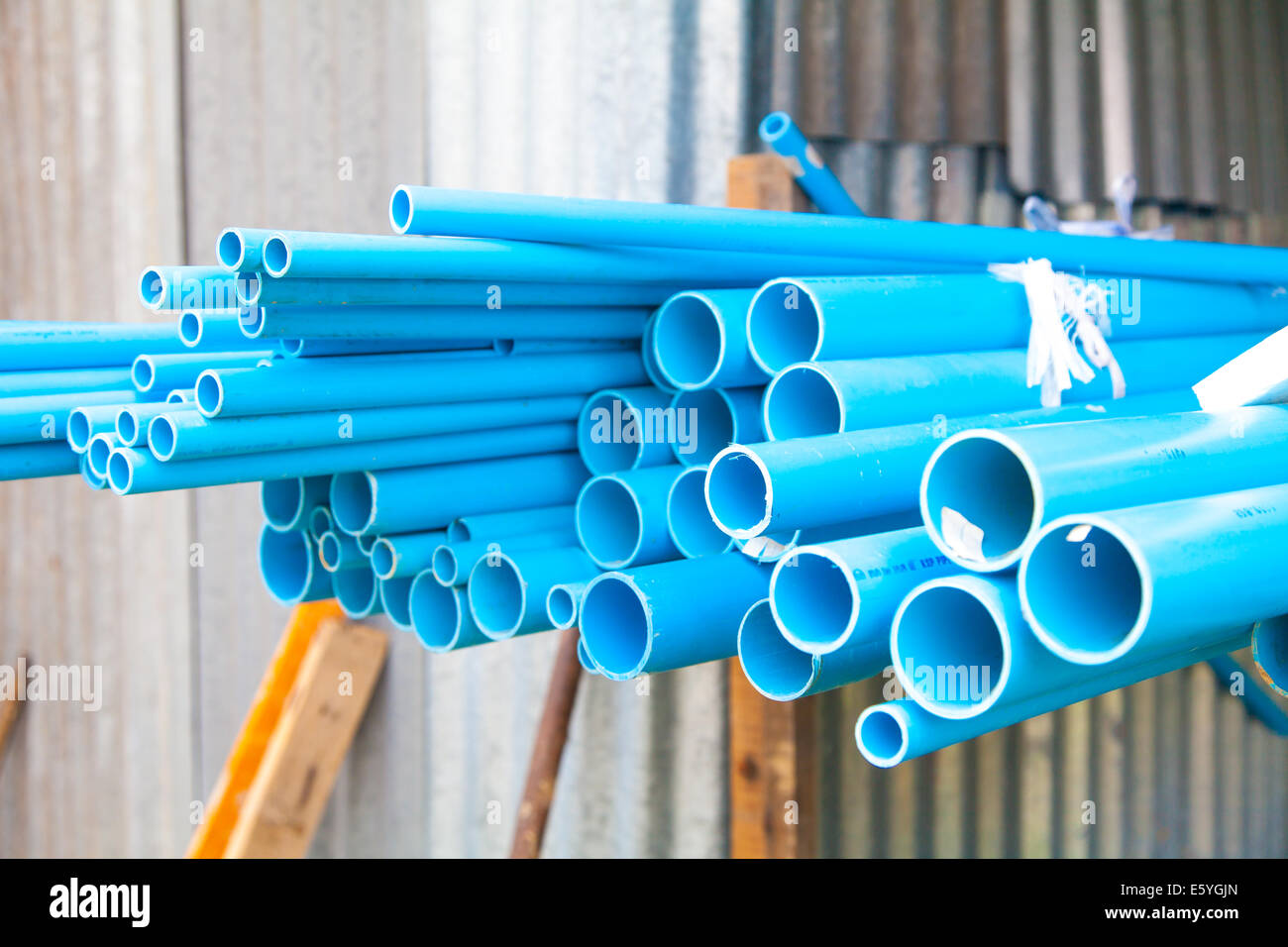 Blaue PVC-Rohre auf der Baustelle Stockfoto