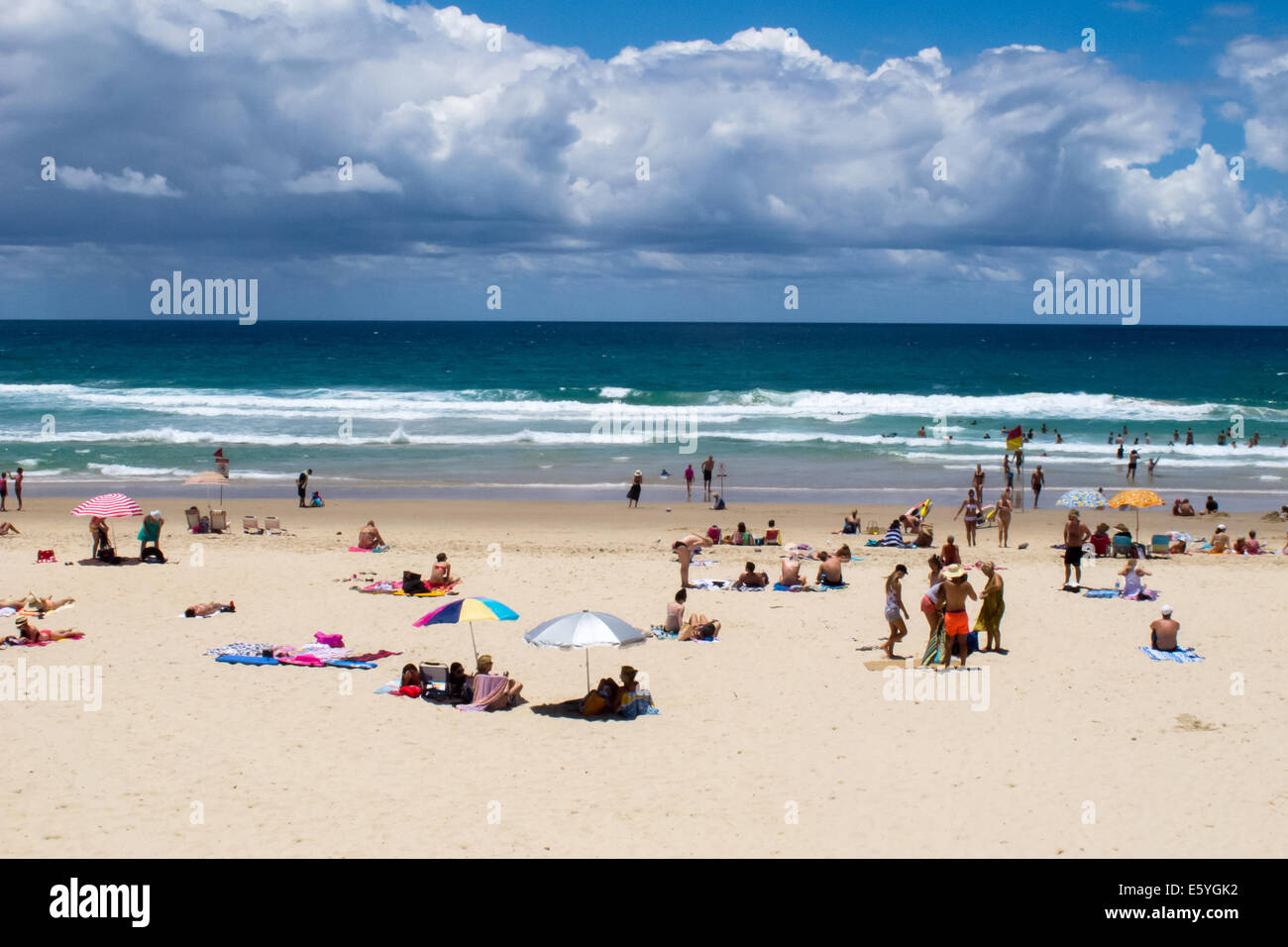 Sonnenanbeter genießen den Strand und Wasser am Main Beach an der Gold Coast Australien Stockfoto
