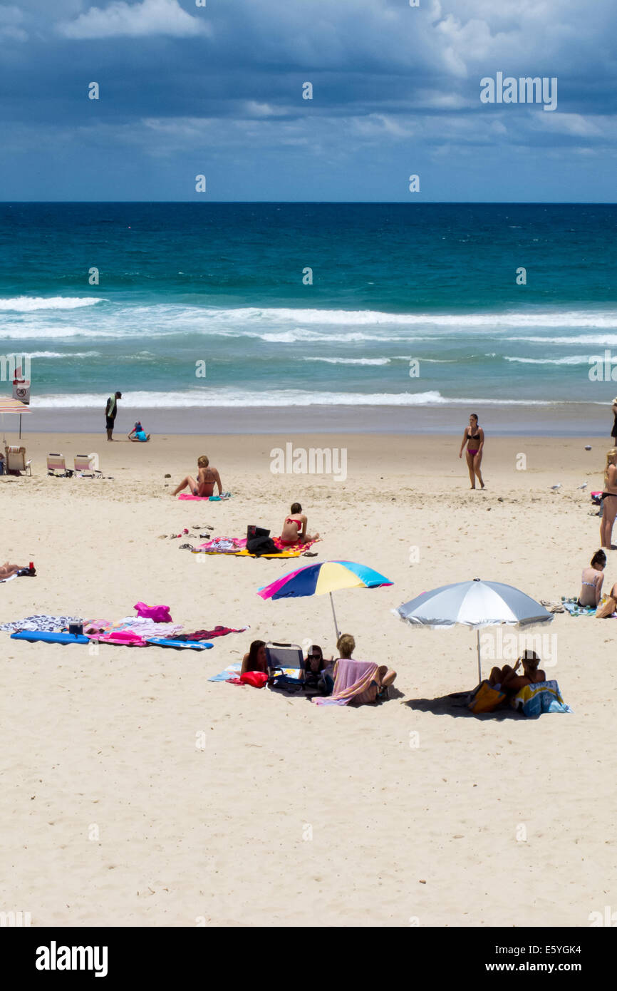 Sonnenanbeter genießen den Strand und Wasser am Main Beach an der Gold Coast Australien Stockfoto