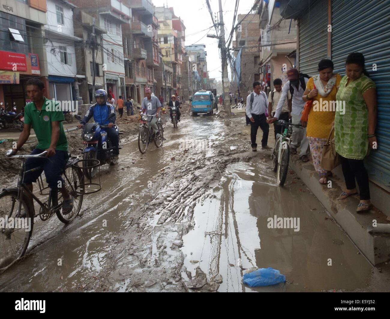 Kathmandu, Nepal. 8. August 2014. Die Leute gehen in einen schlammigen Straße nach starken Regenfällen in Kathmandu, Nepal, 8. August 2014. © Sunil Sharma/Xinhua/Alamy Live-Nachrichten Stockfoto