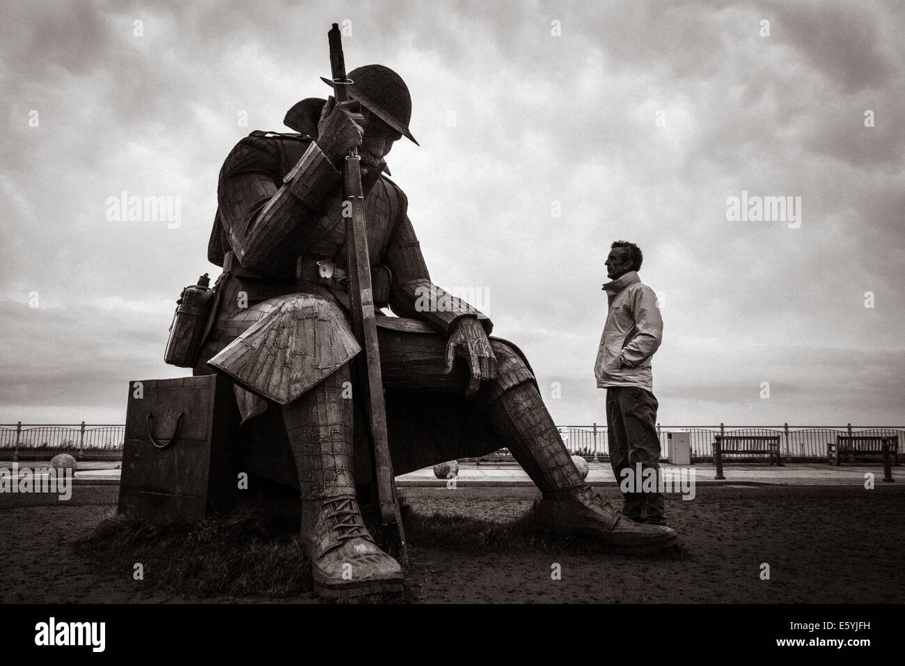 Seaham, County Durham, Großbritannien. Samstag, 9. August 2014. Soldat bei Sonnenaufgang am Ende einer Woche von WW1 hundertjährigen Veranstaltungen. 9ft 5ins, 1,2 Tonnen Stahl Soldat Skulptur durch lokale Künstler Roy Lonsdale, der das Ende des ersten Weltkrieges erinnert, wurde auf dem Display am Strand von Seaham am 30. Mai 2014 gestellt. Das Stück namens "1101", stellt einen Soldaten Ausdruck in den Momenten nach Friedenszeiten an 11:00 am 11. November 1918 erklärt wurde. Bild getönt in Lightroom Credit: ALANDAWSONPHOTOGRAPHY/Alamy Live News Stockfoto