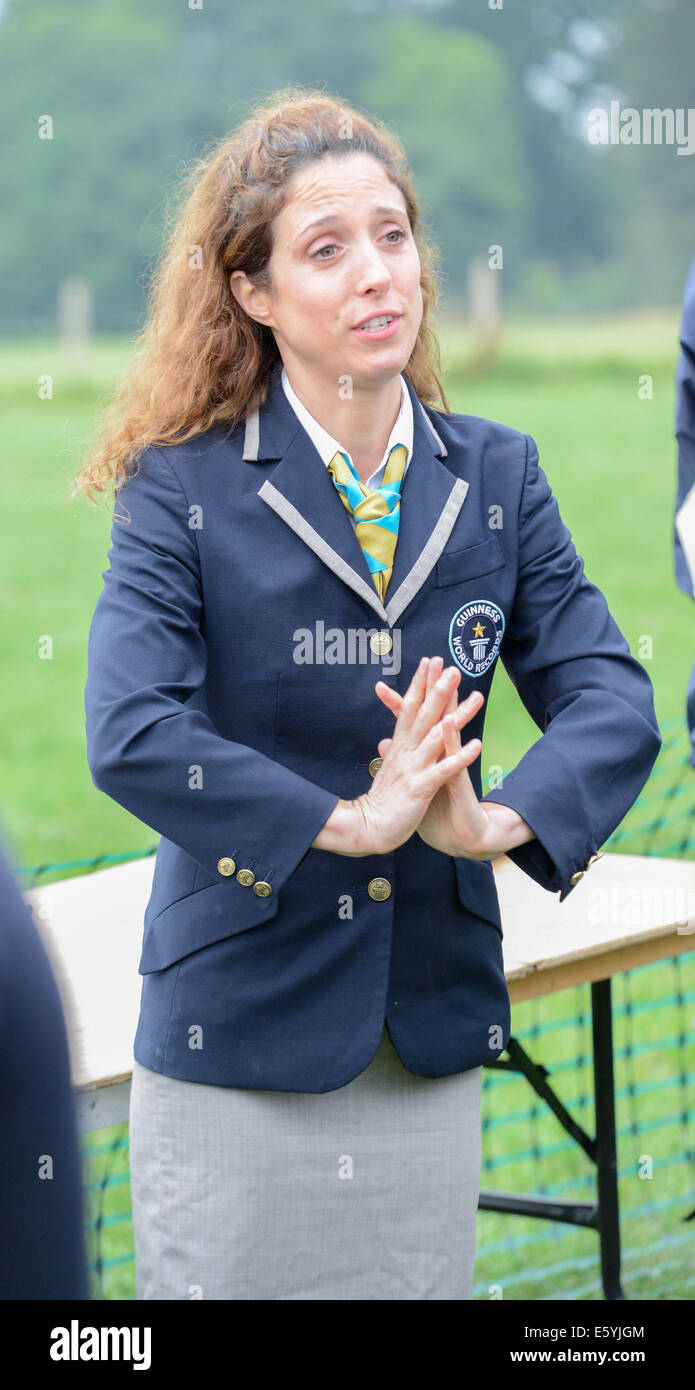 Rockingham Castle, UK. 8. August 2014. In dem Gießen regen in Rockingham Castle, England, am Abend des Freitag 8. august 2014, eine offizielle Guinness erklärt die Regeln bei einem Versuch (organisiert vom Kennel Club) um den Guinness-Weltrekord für die größte gleichzeitige Hund Aufenthalt zu schlagen. Ca. 220 Hunden besucht, und so der Rekord von 627 bleibt ungeschlagen. Bildnachweis: Vermischtes/Alamy Live News Stockfoto