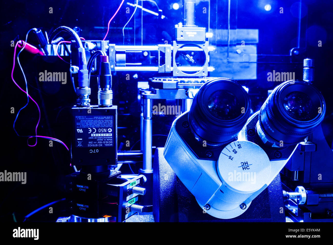 Ein Laser scanning Mikroskop und imaging-System in einem Science-Forschungslabor eingerichtet. Stockfoto