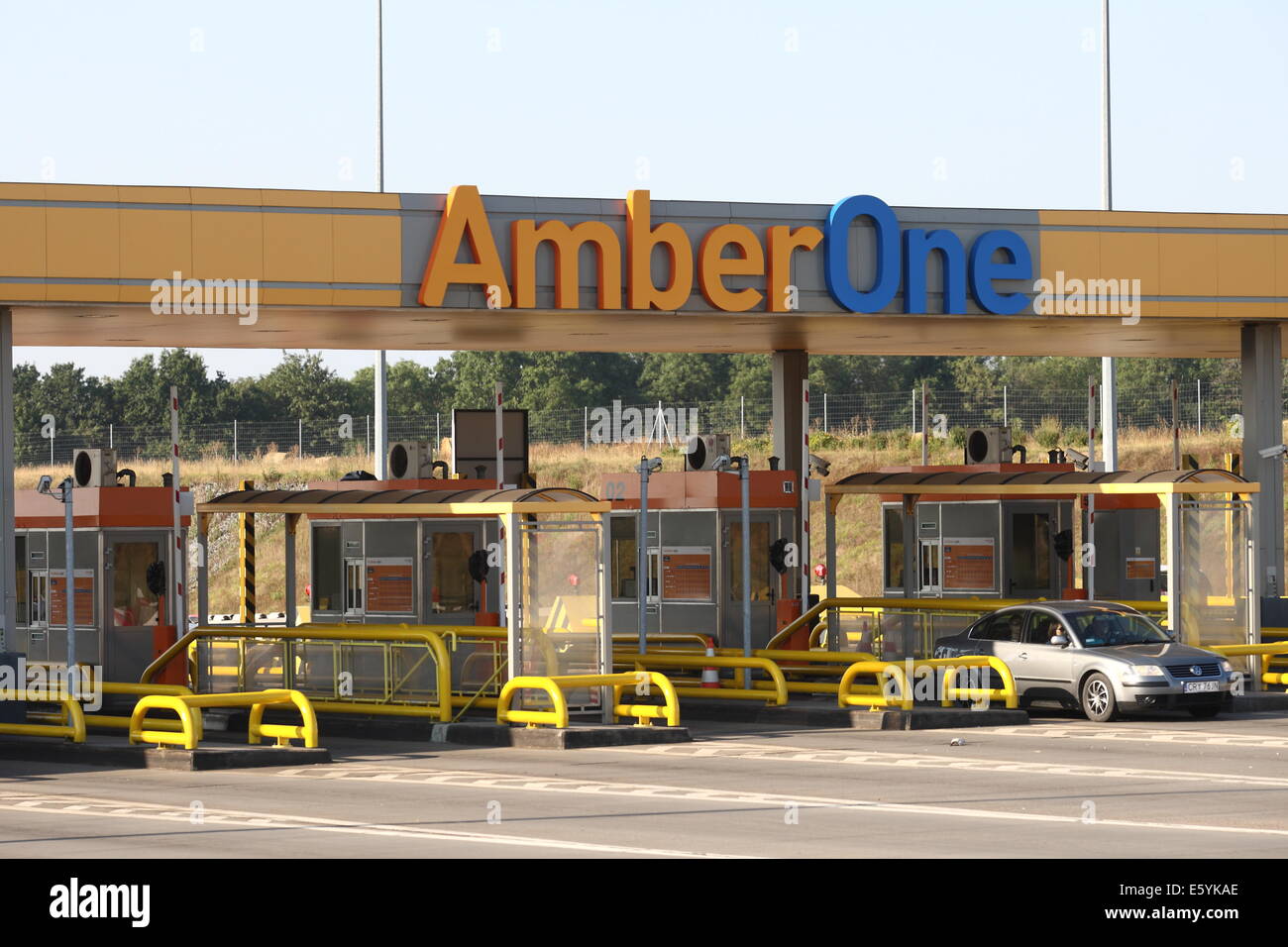 Rusocin, Polen. 9. August 2014. Als Reaktion auf schwere Autobahnverkehr an Sommerwochenenden, hat die polnische Regierung beschlossen, vorübergehend die Maut auf der A1 Autobahn Conecting Mitte Polens mit der Ostsee-Küste heben. Autobahn A1 werden kostenlos in alle verbleibenden August Wekends. Passage wird von 16:00 freitags bis Mitternacht am Sonntag unentgeltlich sein. Im Bild: Die Autobahn A1 in Rusocin bei Danzig. Bildnachweis: Michal Fludra/Alamy Live-Nachrichten Stockfoto