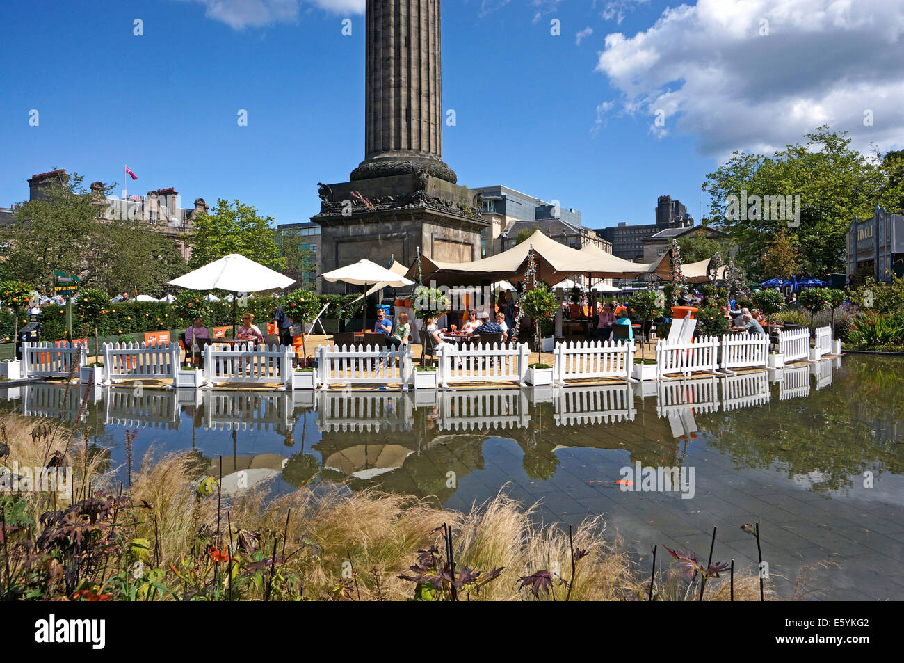 Besucher genießen einen Drink unter dem Melville-Denkmal auf dem Edinburgh Festival in St Andrew Square in Edinburgh, Schottland Stockfoto