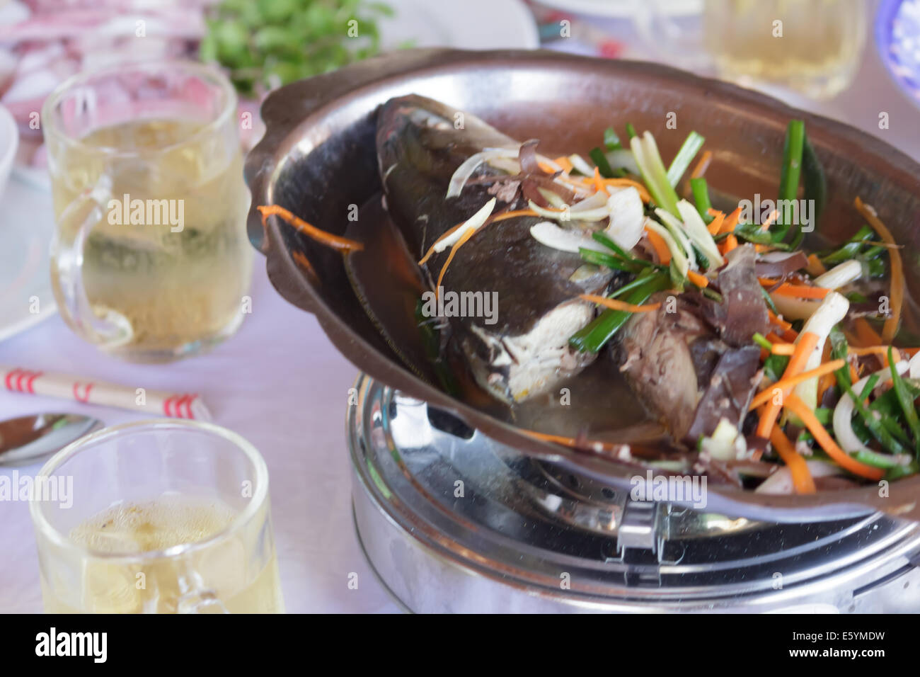 Steamed fish chinese -Fotos und -Bildmaterial in hoher Auflösung – Alamy