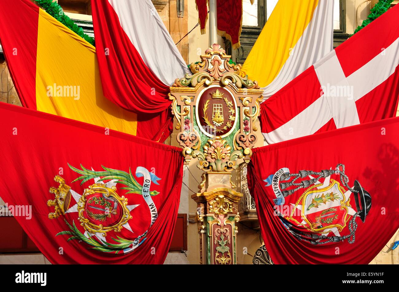 hellen Fahnen und einem goldenen verzierten Sockel Dekorationen für ein traditionelles Fest für ein Schutzpatron in Malta Stockfoto