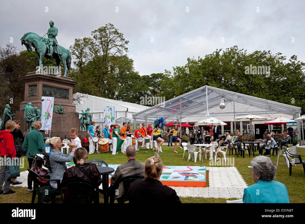 Edinburgh, Schottland, UK, 9. August 2014, Eröffnungstag der Edinburgh Book Festival, Charlotte Square. Besucher entspannen Sie im Garten Edinburgh-Samba-Band und zeigen Sie die Karte um ihren Weg rund um das Festival zu finden. Stockfoto