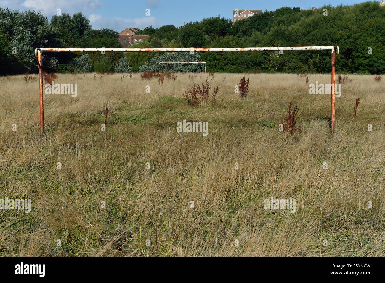 Überwucherte Fußballplatz, Hastings, England, Großbritannien Stockfoto