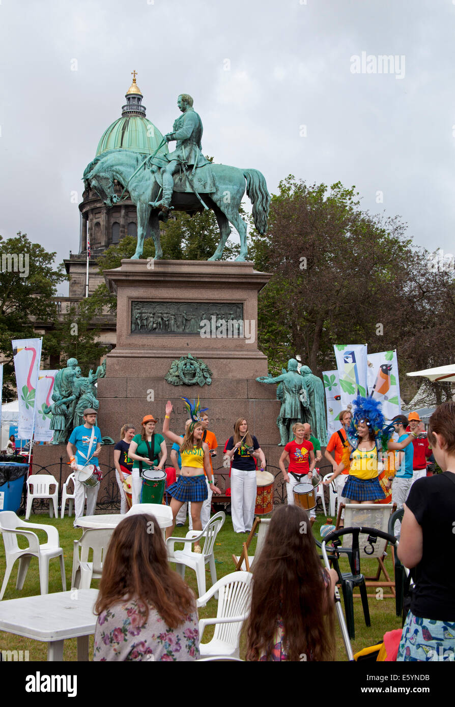 Edinburgh, Schottland, UK, 9. August 2014, Eröffnungstag der Edinburgh Book Festival, Charlotte Square. Besucher entspannen Sie im Garten Edinburgh-Samba-Band und zeigen Sie die Karte um ihren Weg rund um das Festival zu finden. Stockfoto