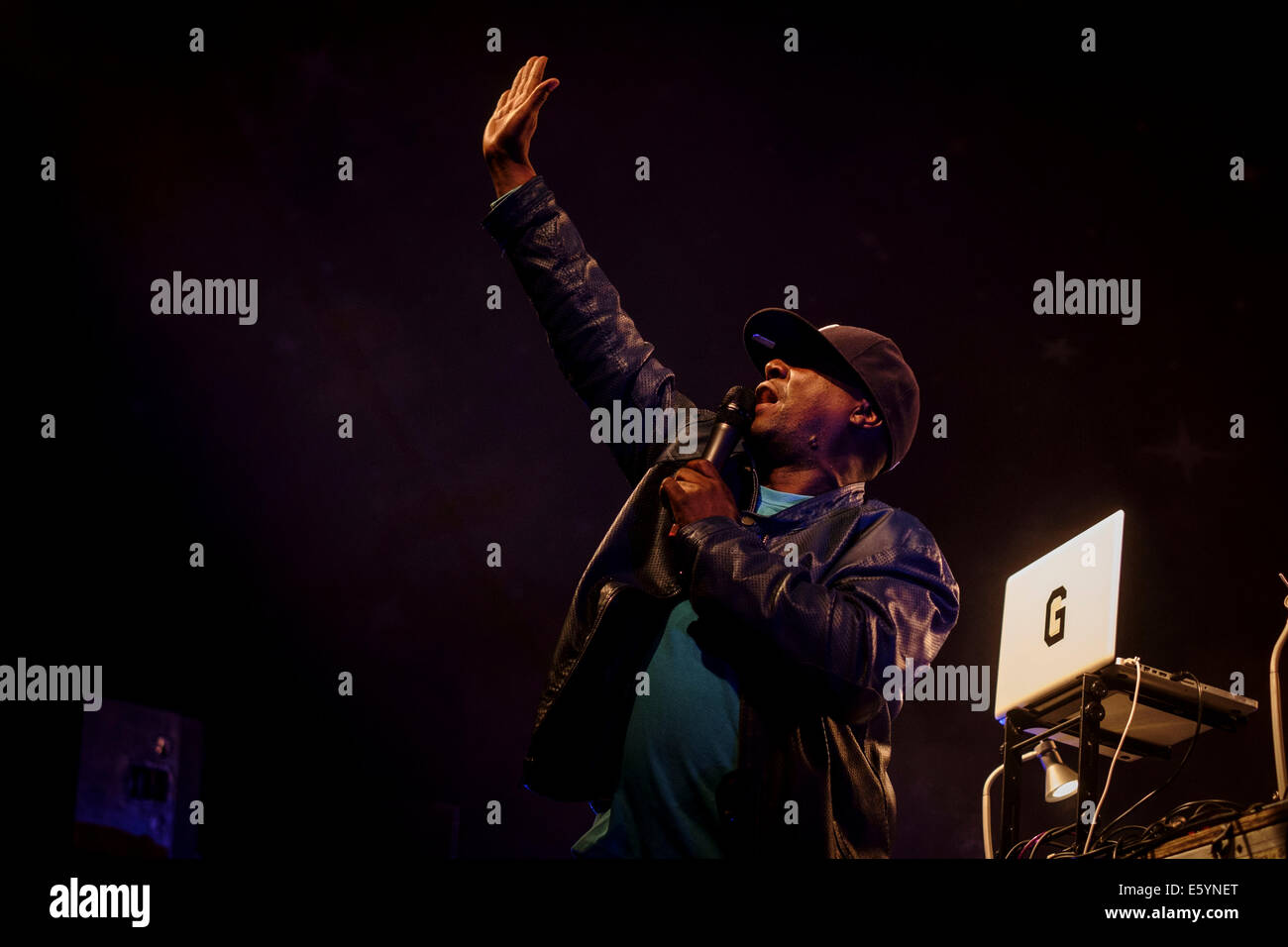 Beauly, Schottland, Großbritannien. 8. August 2014.  Grandmaster Flash führt auf dem Belladrum Tartan Herz Festival. Das diesjährige Ereignis markiert den zehnten Jahrestag des Festivals, zieht Tausende von Menschen und Familien aus ganz Schottland. Bildnachweis: Thomas Bisset/Alamy Live-Nachrichten Stockfoto