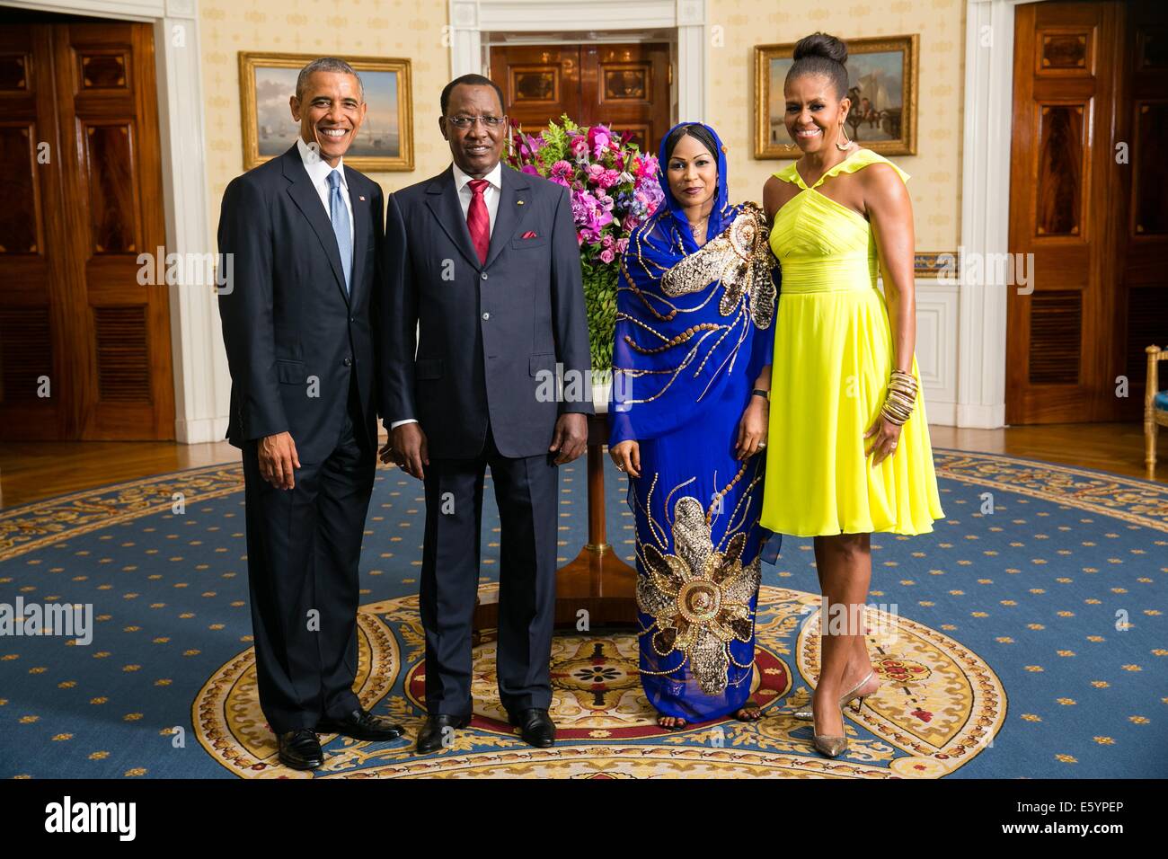 US-Präsident Barack Obama und First Lady Michelle Obama mit Idriss Déby Itno, Präsident der Republik Tschad, und seine Frau Hinda Déby Itno, im Blue Room des weißen Hauses vor dem U.S.-Afrika Leaders Summit Abendessen 5. August 2014 in Washington, DC zu posieren. Stockfoto