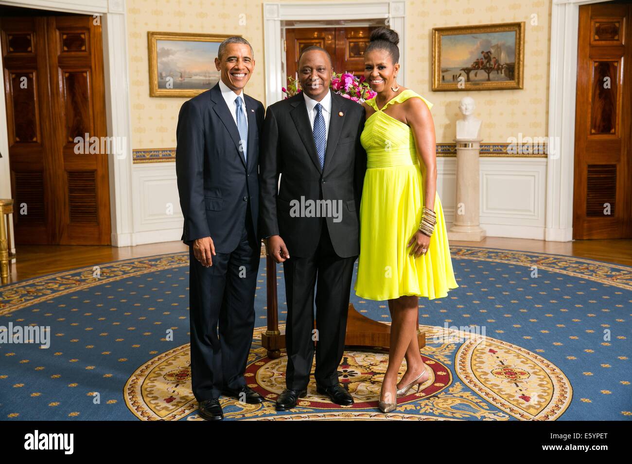 US-Präsident Barack Obama und First Lady Michelle Obama mit Uhuru Kenyatta, Präsident der Republik Kenia im Blue Room des weißen Hauses vor dem U.S.-Afrika Leaders Summit Abendessen 5. August 2014 in Washington, DC zu posieren. Stockfoto