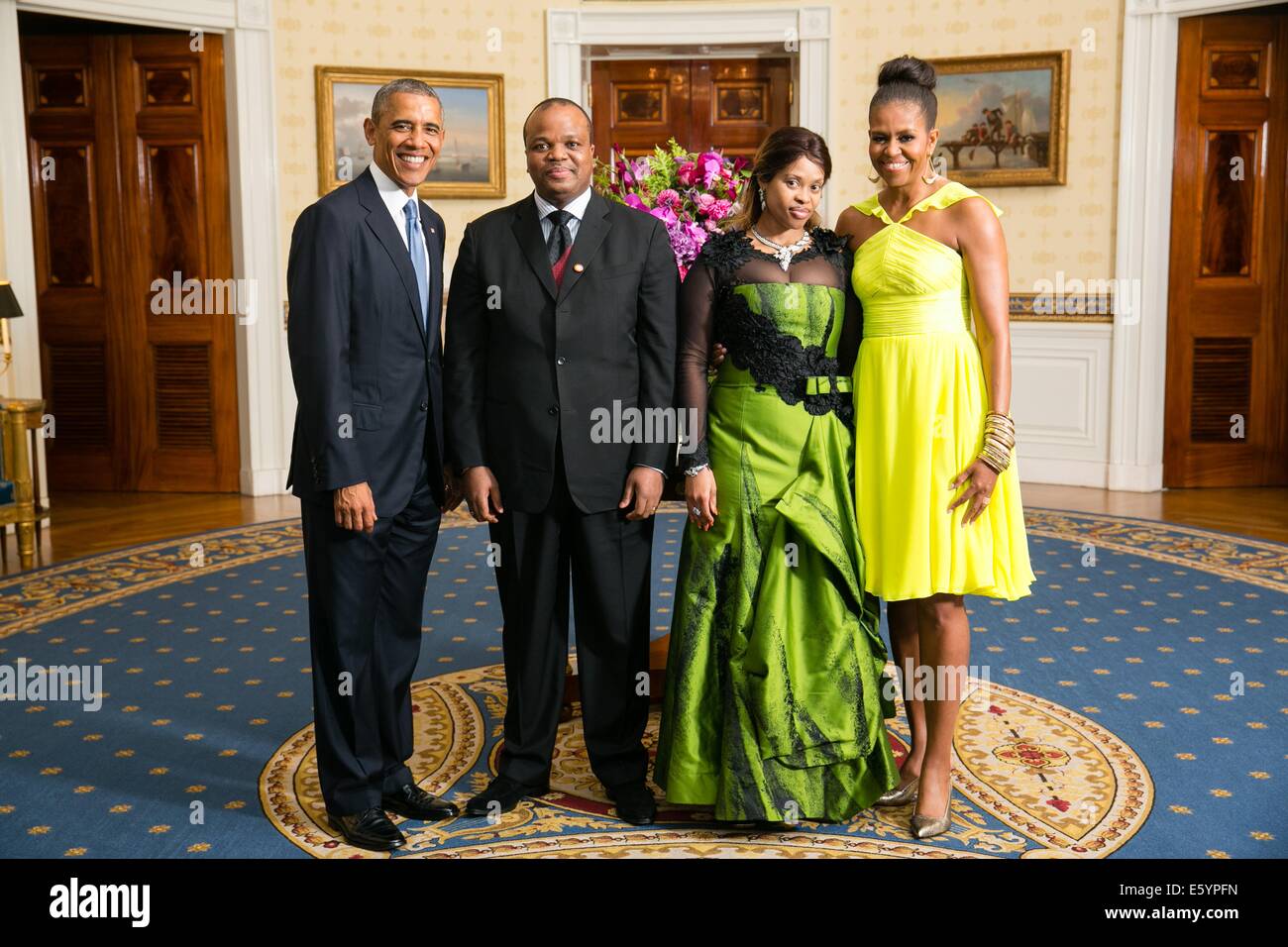 US-Präsident Barack Obama und First Lady Michelle Obama mit König Mswati III von Swasiland und Her Royal Highness Queen Inkhosikati La Mbikiza, im Blue Room des weißen Hauses vor dem U.S.-Afrika Leaders Summit Abendessen 5. August 2014 in Washington, DC zu posieren. Stockfoto