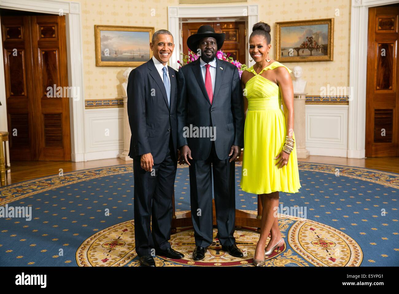 US-Präsident Barack Obama und First Lady Michelle Obama mit Salva Kiir Gesellschaft, Präsident der Republik Südsudan, im Blue Room des weißen Hauses vor dem U.S.-Afrika Leaders Summit Abendessen 5. August 2014 in Washington, DC zu posieren. Stockfoto