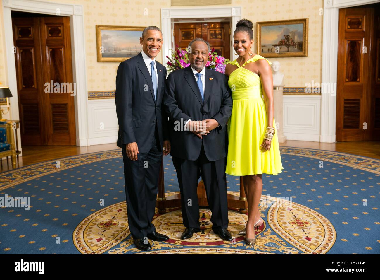 US-Präsident Barack Obama und First Lady Michelle Obama mit Ismail Omar Guelleh, Präsident der Republik Dschibuti, im Blue Room des weißen Hauses vor dem U.S.-Afrika Leaders Summit Abendessen 5. August 2014 in Washington, DC zu posieren. Stockfoto