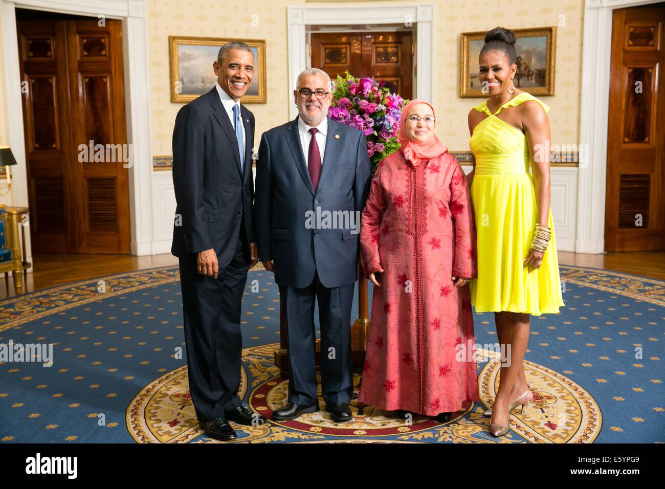 US-Präsident Barack Obama und First Lady Michelle Obama posieren mit Abdel-Ilah Benkiran, Leiter der Regierung des Königreichs Marokko und seine Frau Nabila Benkiran, im Blue Room des weißen Hauses vor dem U.S.-Afrika Leaders Summit Abendessen 5. August 2014 in Washington, DC. Stockfoto