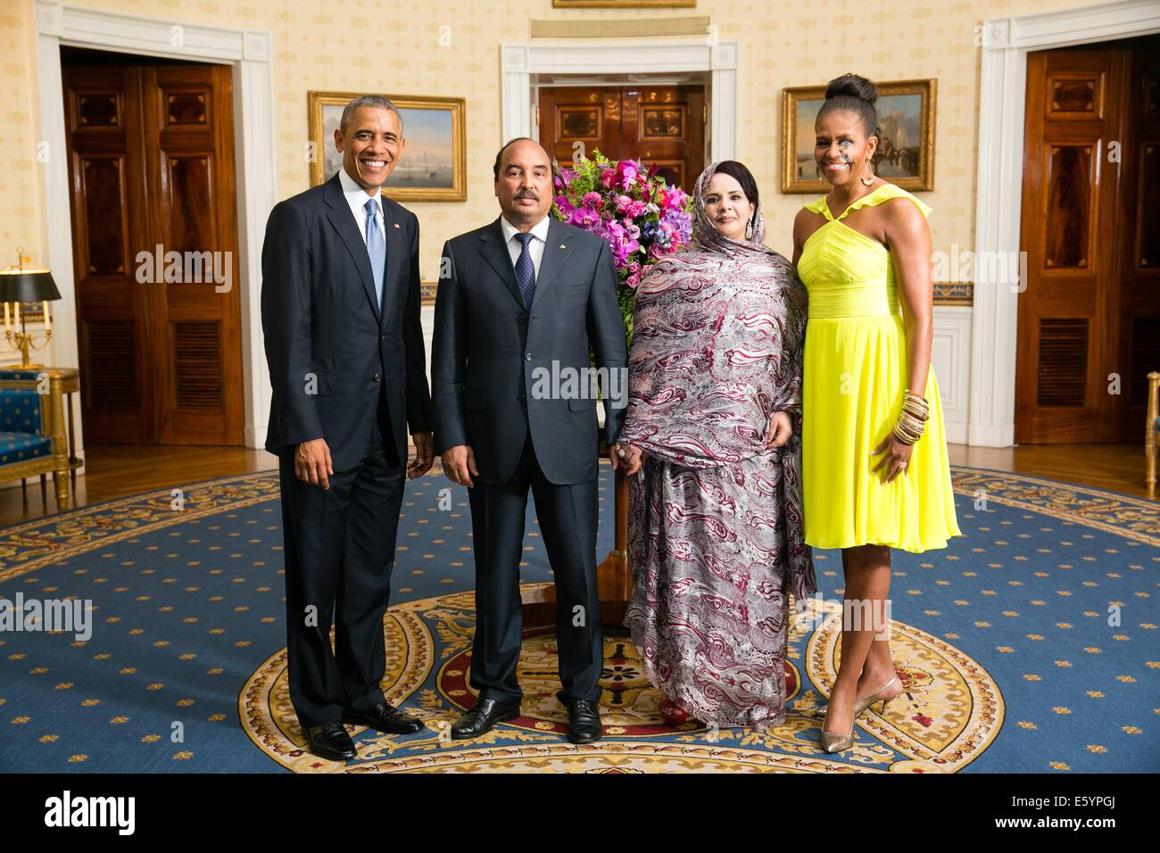 US-Präsident Barack Obama und First Lady Michelle Obama mit Mohamed Ould Abdel Aziz, Präsident der islamischen Republik Mauretanien, und seine Frau Mariam Mint Ahmed Dit Tekber, im Blue Room des weißen Hauses vor dem U.S.-Afrika Leaders Summit Abendessen 5. August 2014 in Washington, DC zu posieren. Stockfoto