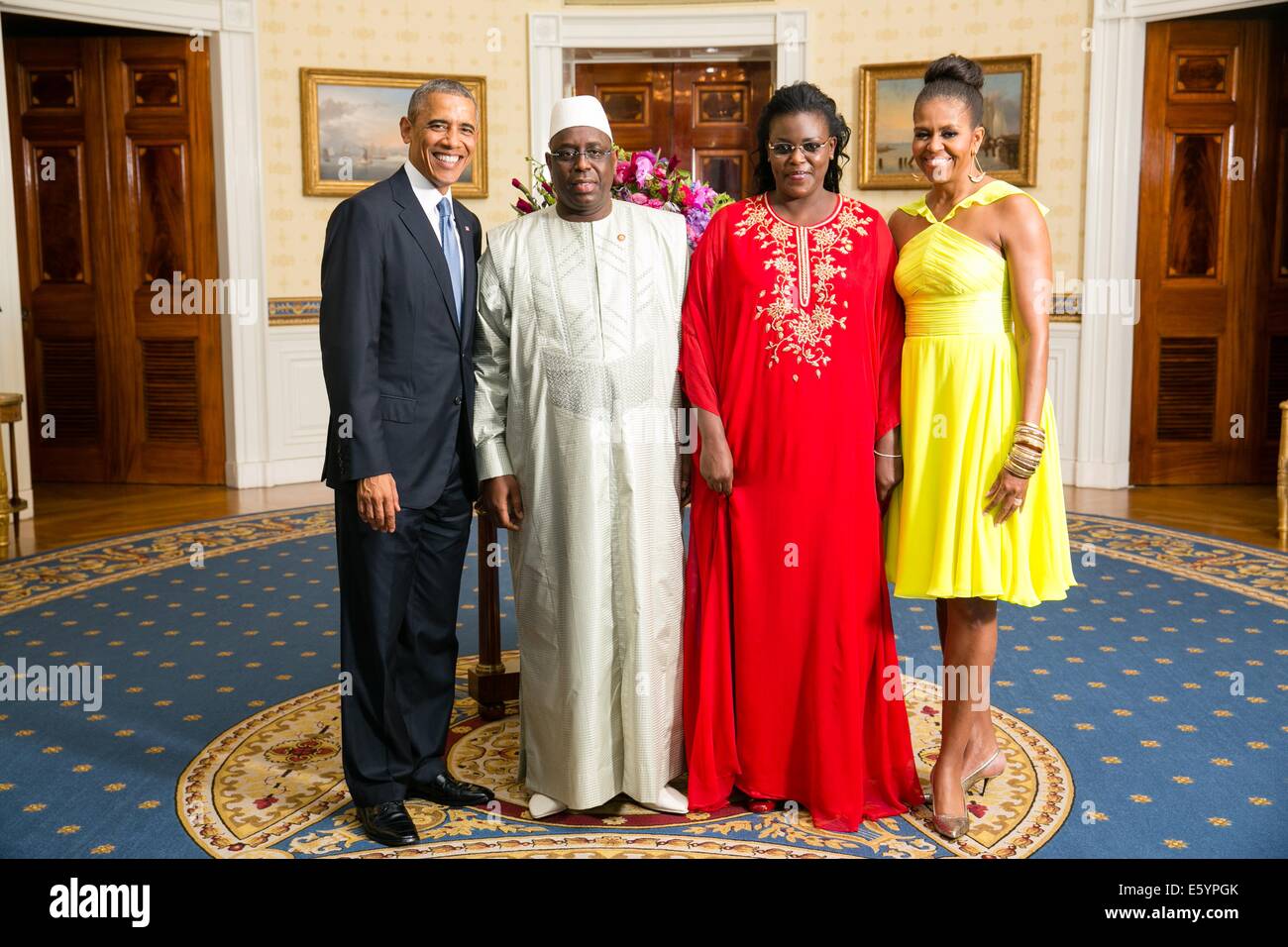 US-Präsident Barack Obama und First Lady Michelle Obama mit Macky Sall, Präsident der Republik Senegal und seine Frau Marieme Sall, im Blue Room des weißen Hauses vor dem U.S.-Afrika Leaders Summit Abendessen 5. August 2014 in Washington, DC zu posieren. Stockfoto