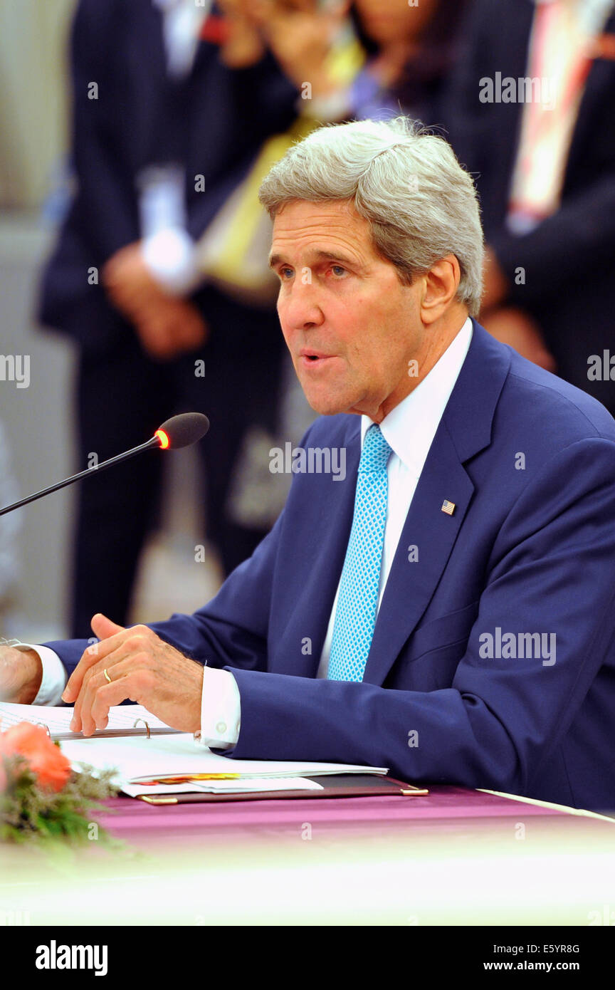 US-Außenminister John Kerry befasst sich mit befreundete ausländischen Ministerkollegen zu Beginn einer Sitzung mit ASEAN-Mitgliedsstaaten 9. August 2014 in Naypyitaw, Birma. Stockfoto