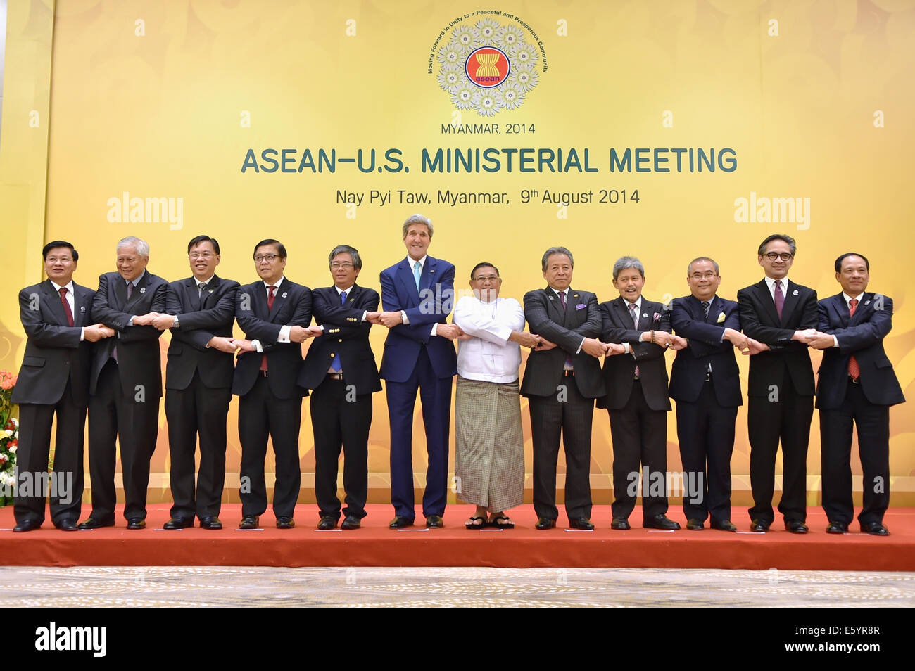 US-Außenminister John Kerry posiert in einem ASEAN-Handshake mit anderen Ministerkollegen während ein Gruppenfoto zu Beginn einer Sitzung mit ASEAN-Mitgliedsstaaten 9. August 2014 in Naypyitaw, Birma. Stockfoto