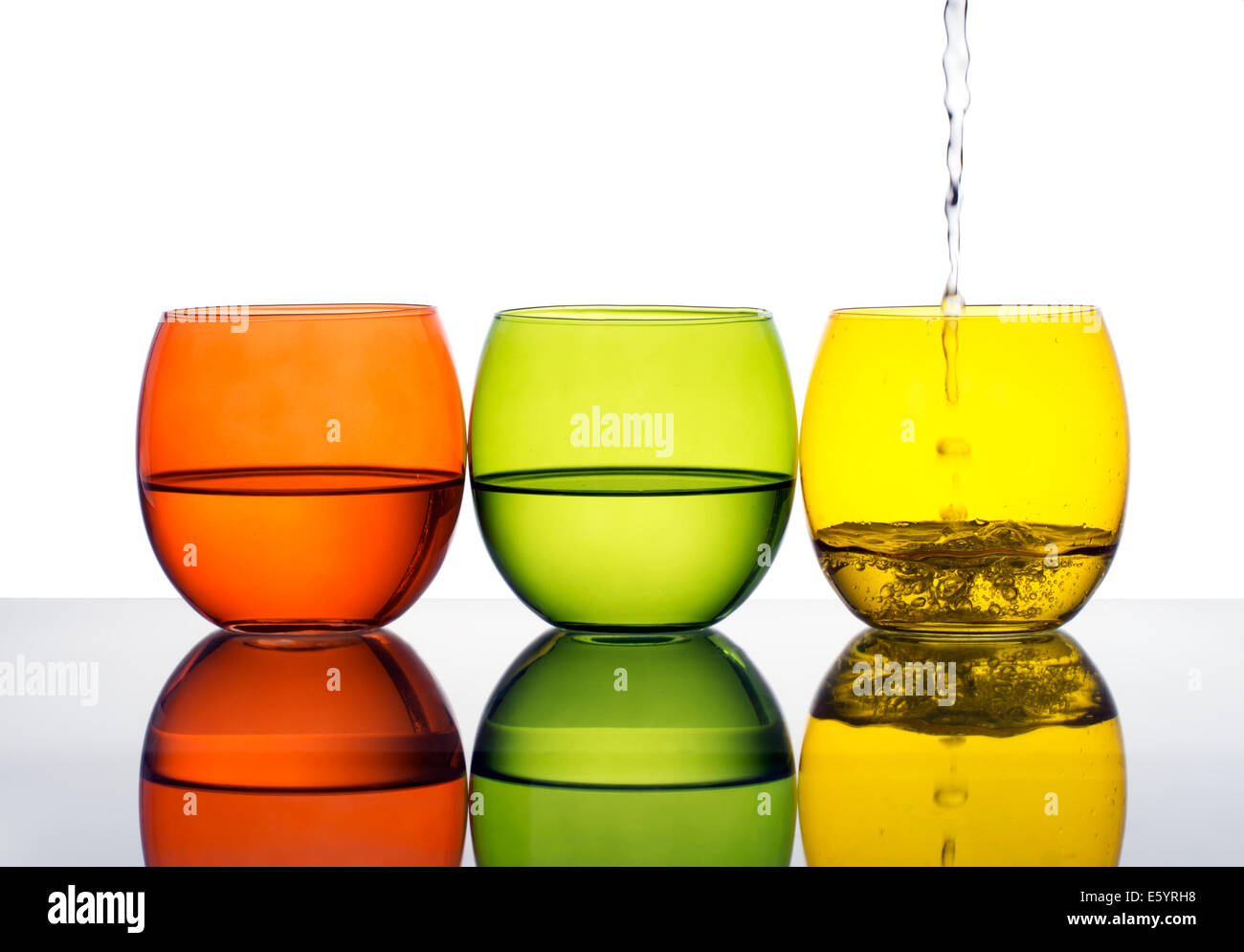 Erfrischend und gesund Flüssigkeitszufuhr - Gläser Wasser. Stockfoto