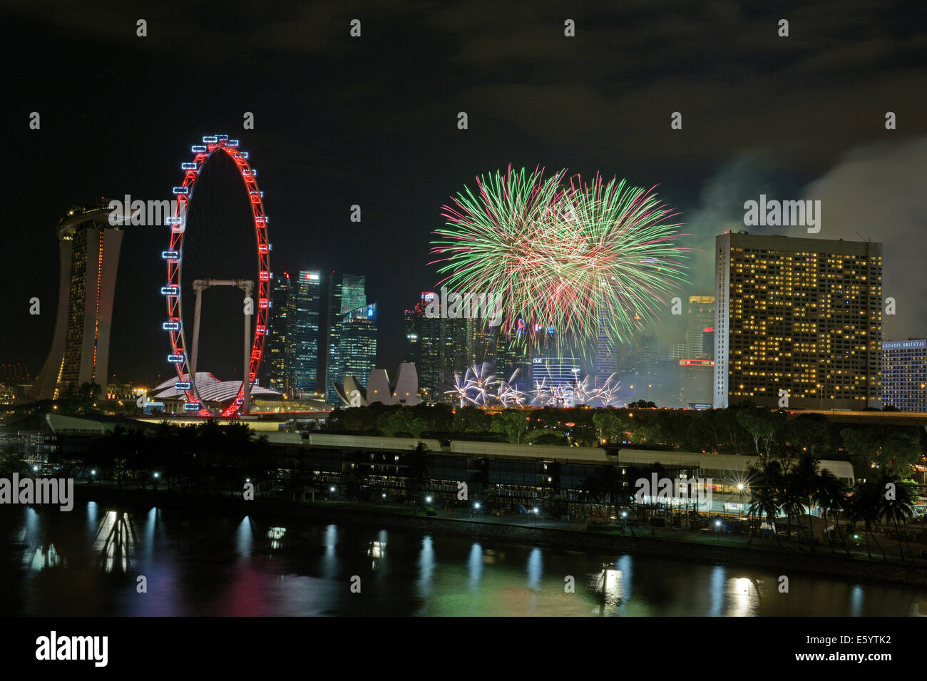 Singapur. 9. August 2014. Feuerwerk erleuchten den Himmel, während die National Day Parade in Singapur am 9. August 2014. Am Samstag feiert Singapur zum 49. Jahrestag der Unabhängigkeit. Bildnachweis: Dann Chih Wey/Xinhua/Alamy Live News Stockfoto