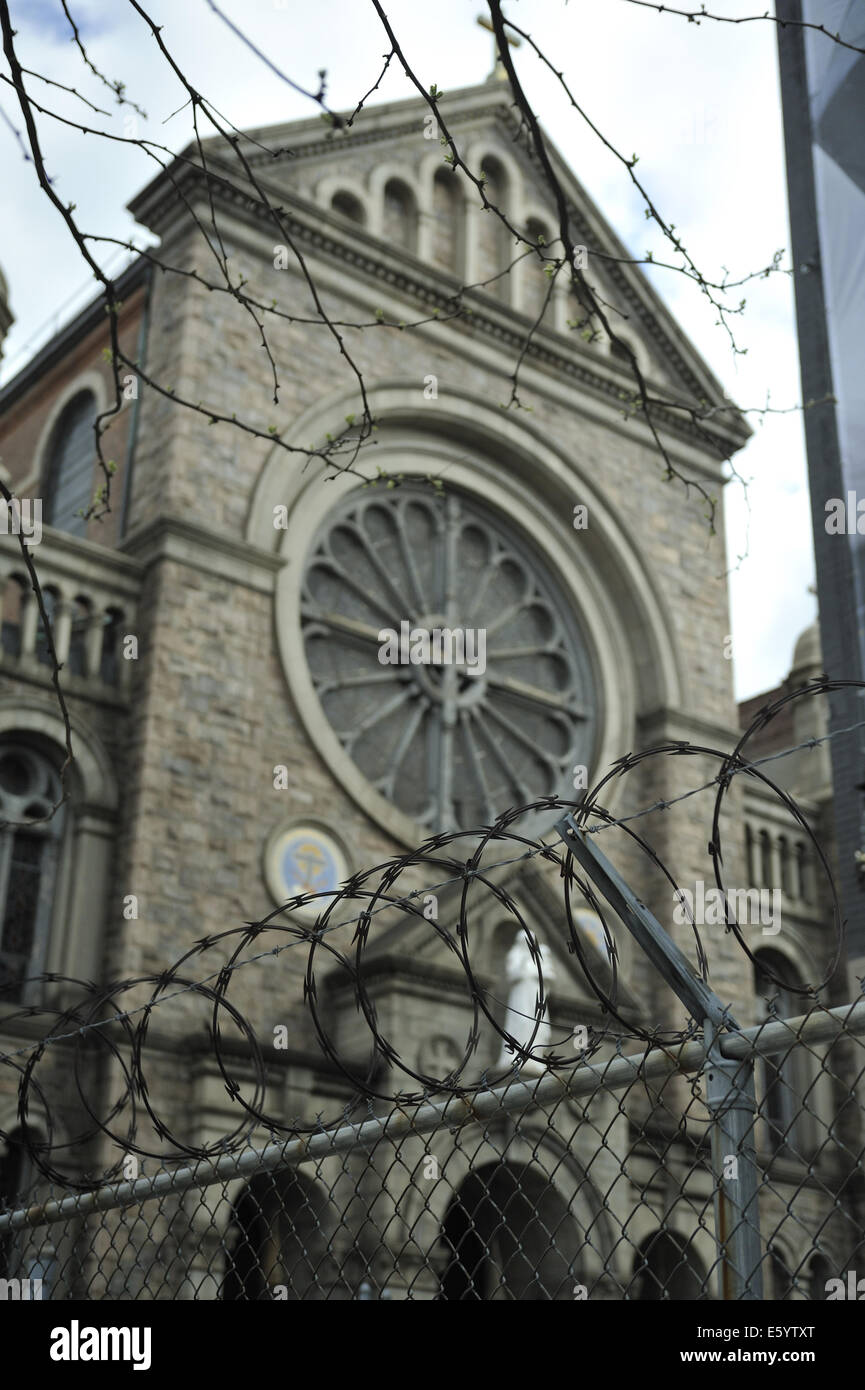 Stacheldraht auf Zaun, der Schrein des Heiligen Antonius von Padua im Hintergrund. SoHo (Greenwich Village), Manhattan, New York Stockfoto