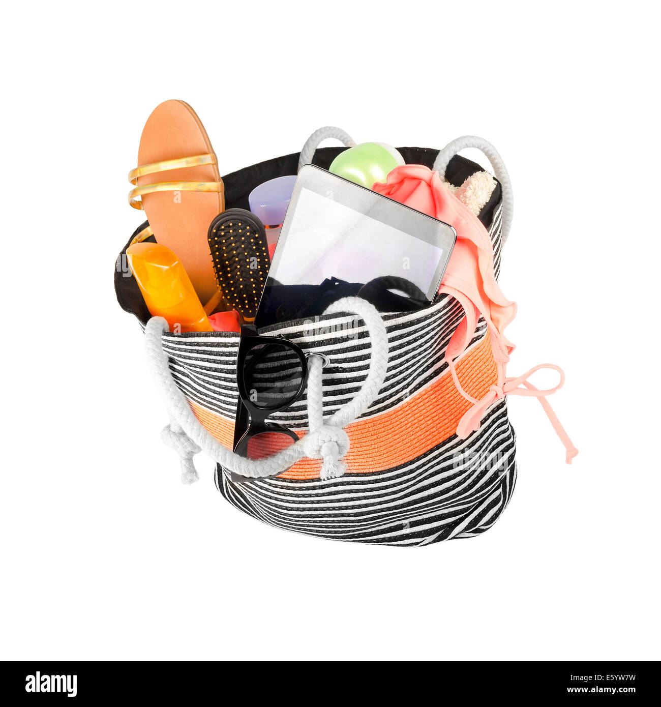 Strandtasche mit Zubehör, isoliert auf weiss Stockfoto