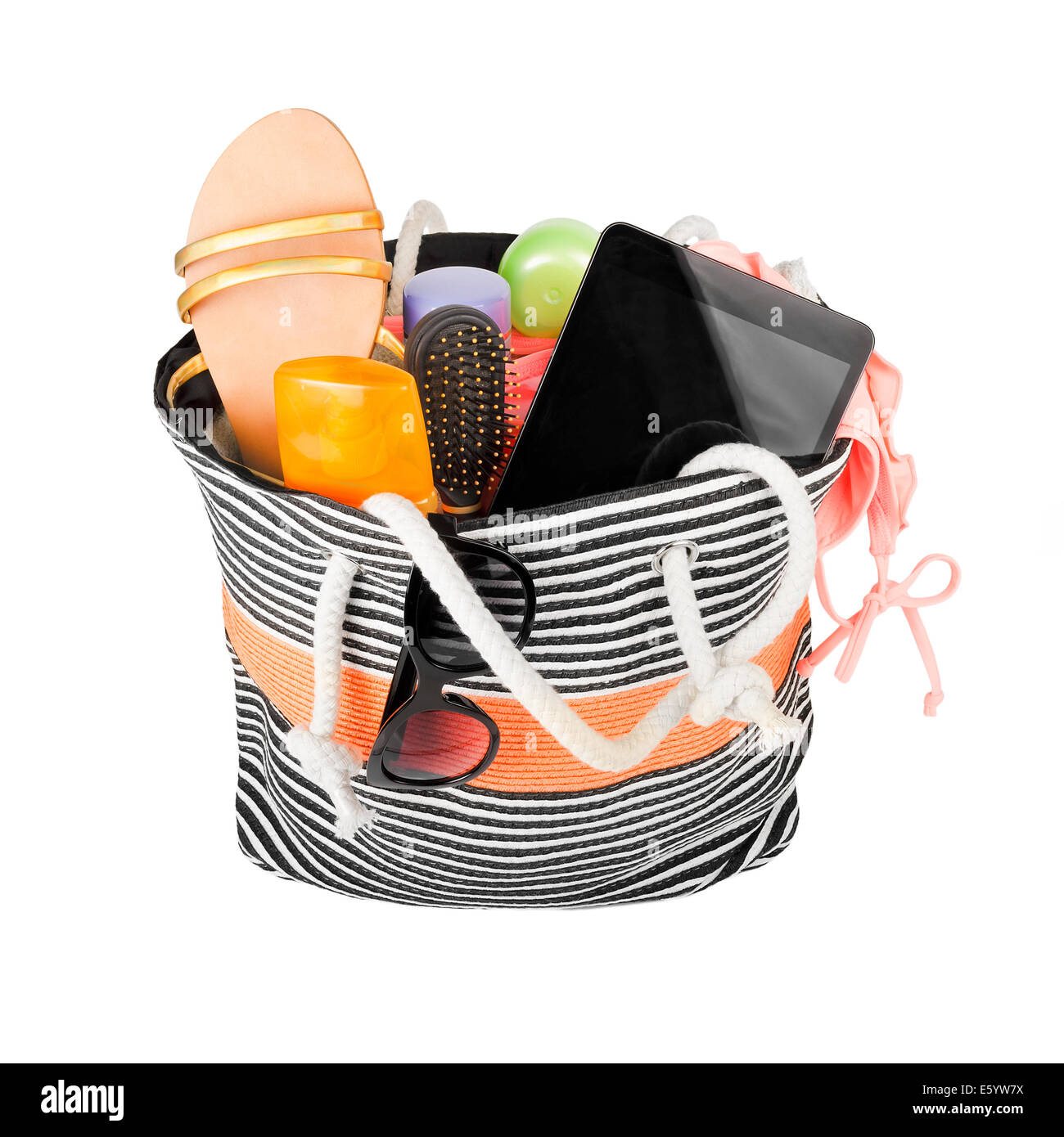 Strandtasche mit Zubehör, isoliert auf weiss Stockfoto