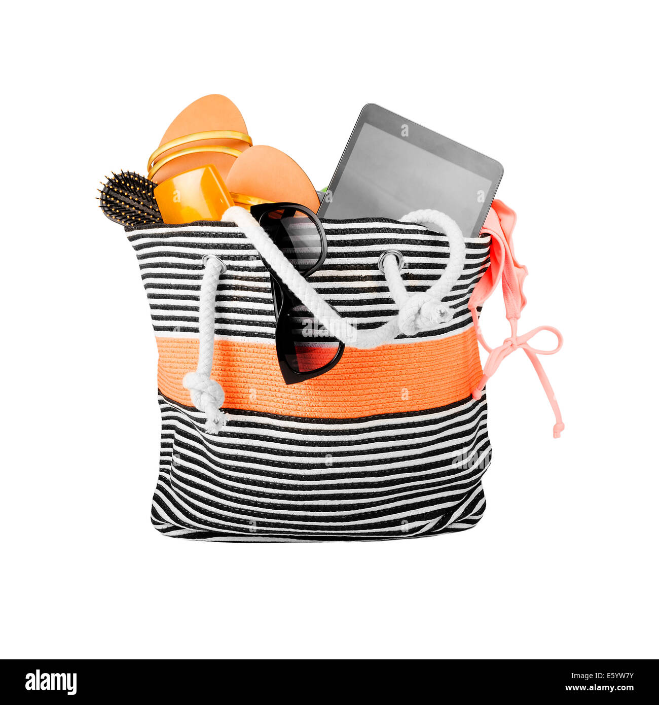 Strandtasche mit Zubehör, isoliert auf weiss Stockfoto