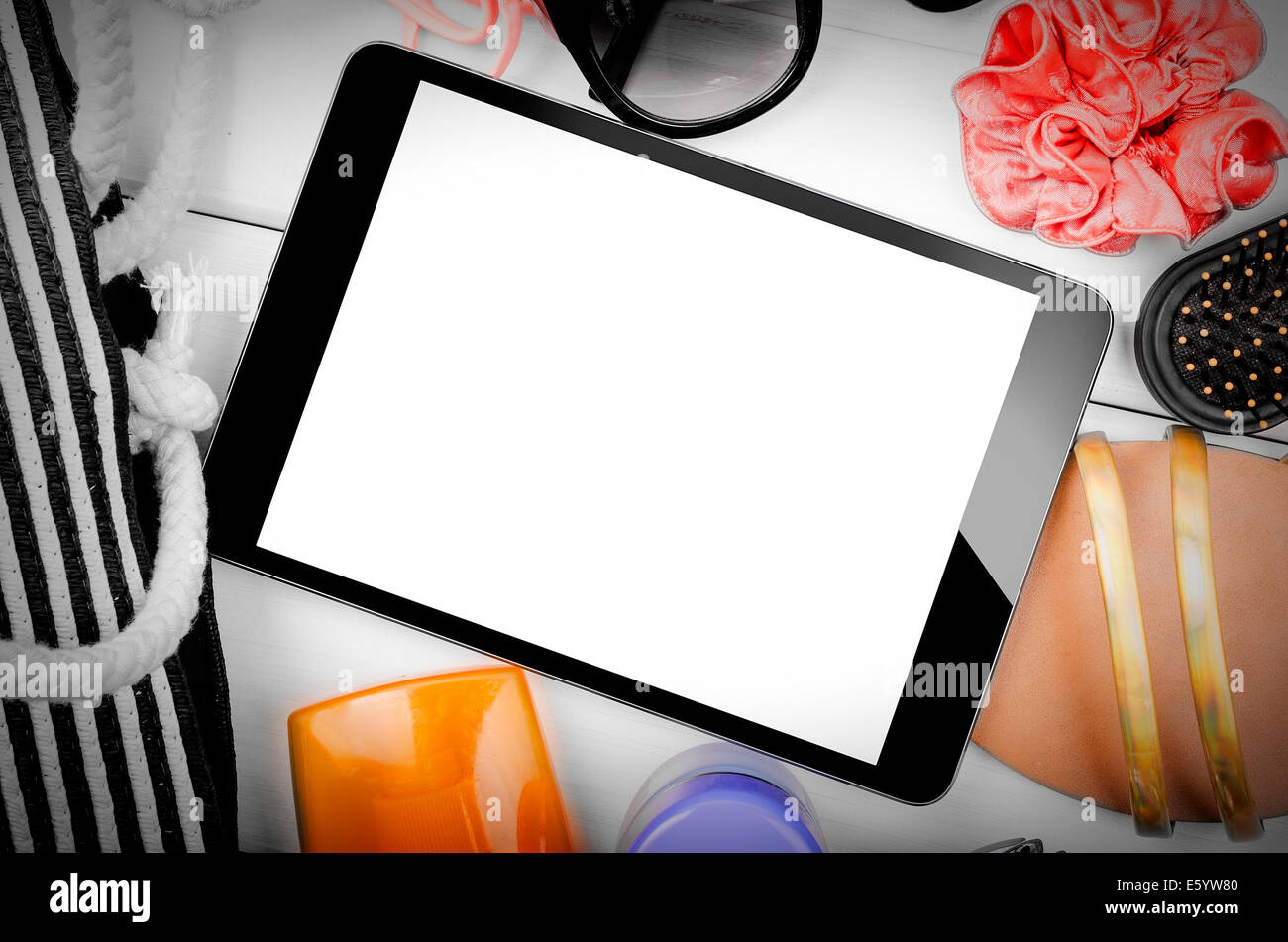 TabletPC und Strandleben Elemente noch Stockfoto