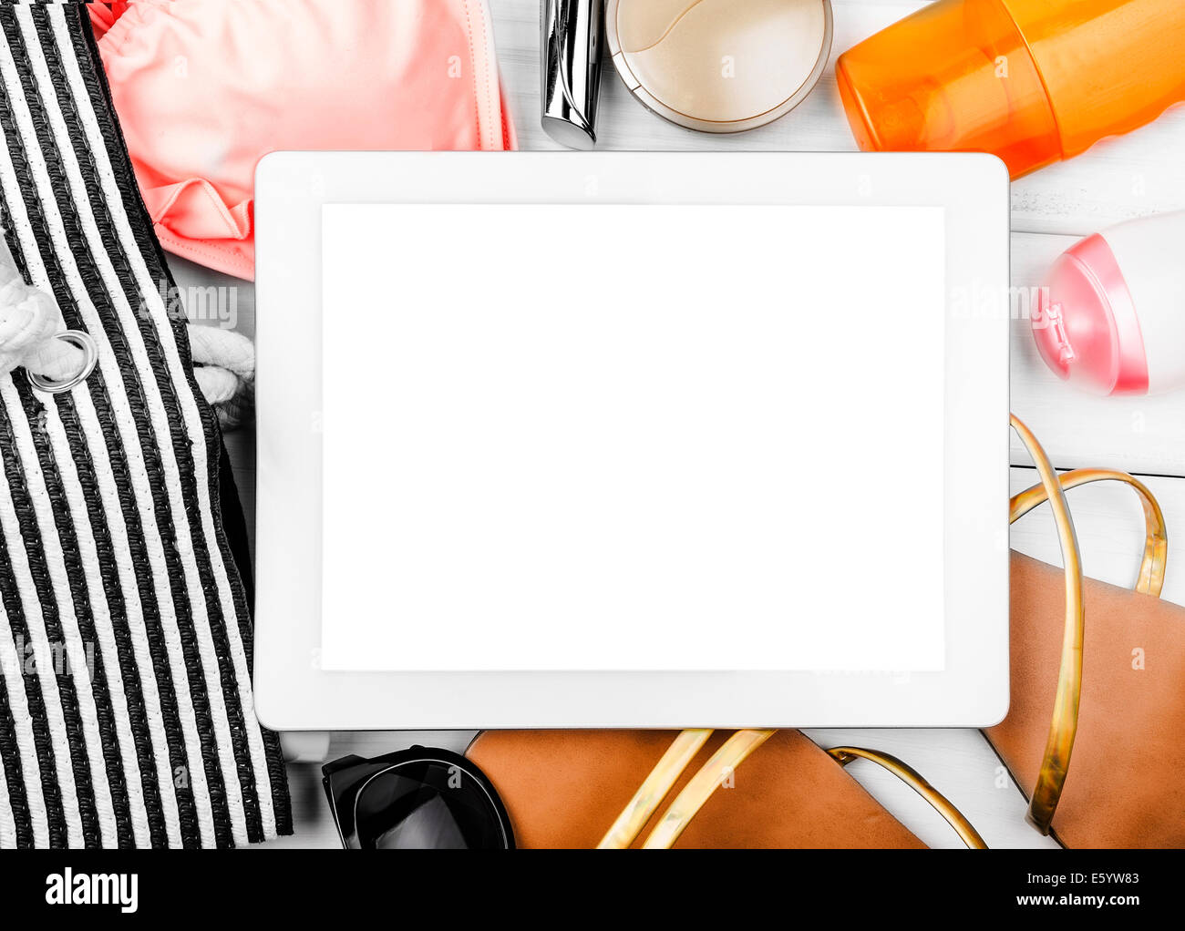 TabletPC und Strandleben Elemente noch Stockfoto