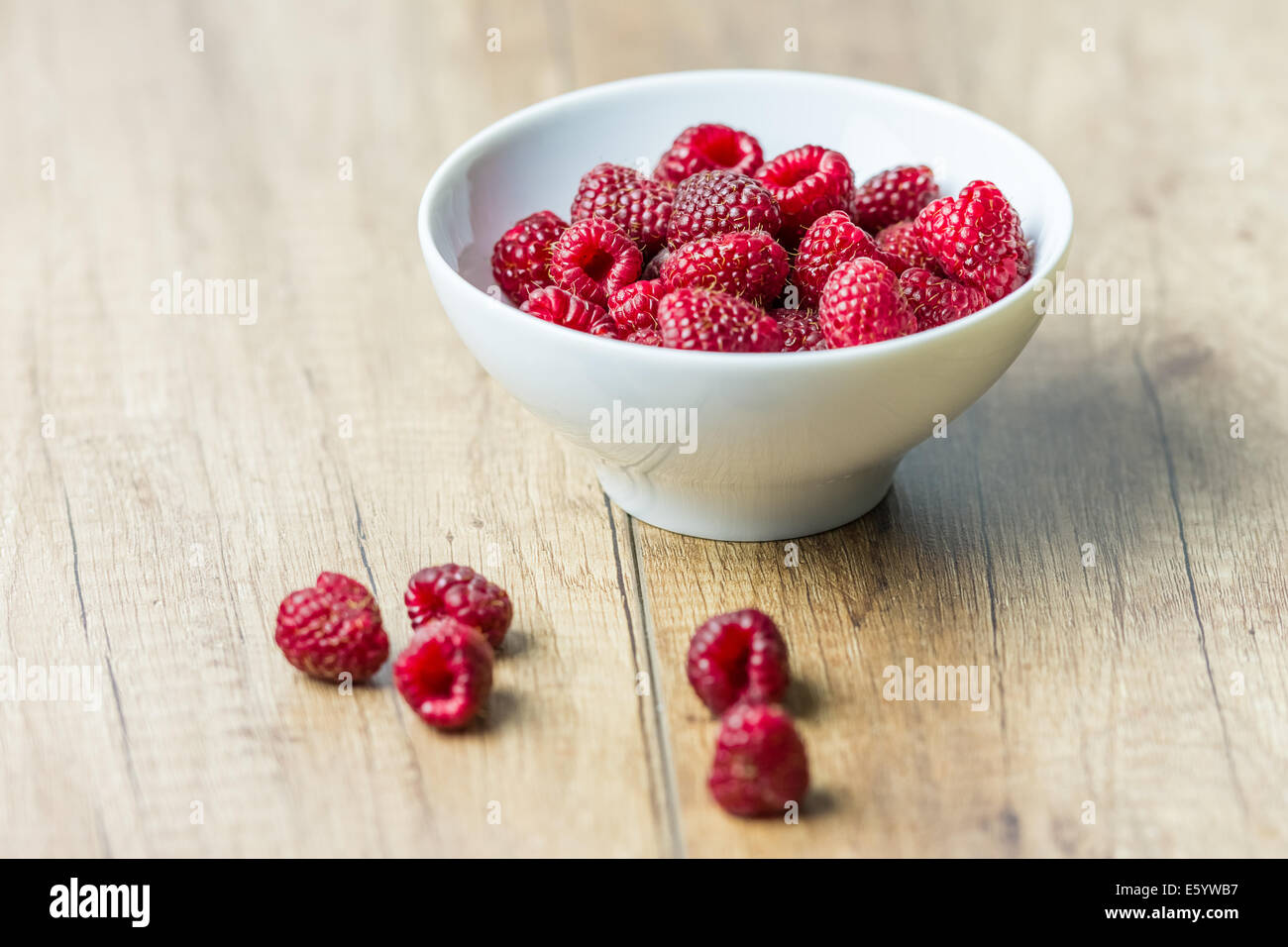 Frische Himbeeren Früchte In Schüssel weiß Stockfoto