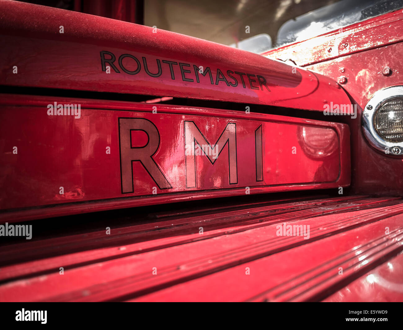 Klassische RouteMaster RM1 Red Bus genommen im London Transport Museum Depot Stockfoto