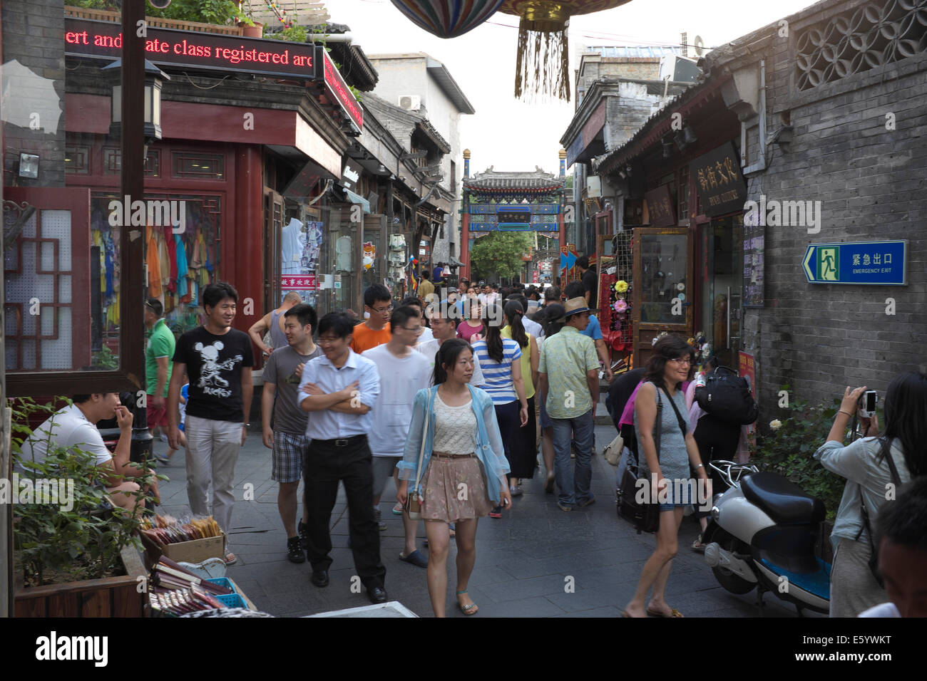 Touristen besuchen Yandai Xiejie in Houhai, Beijing, China. 21. Juni 2014 Stockfoto