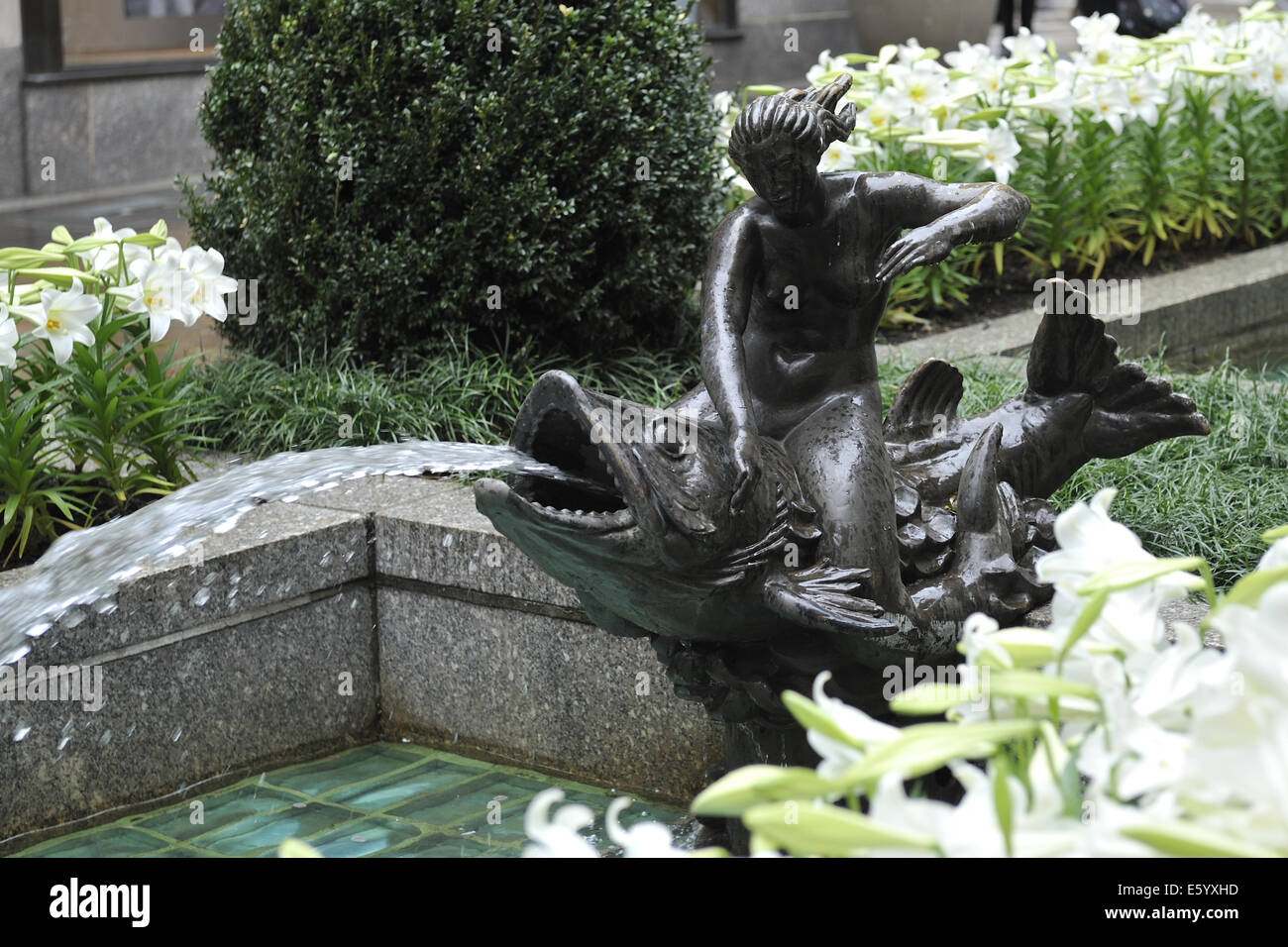 Fountainhead Statue (Nereide) vertreten werden, im Kanal Garten, Rockefeller Center, Manhattan, New York Stockfoto