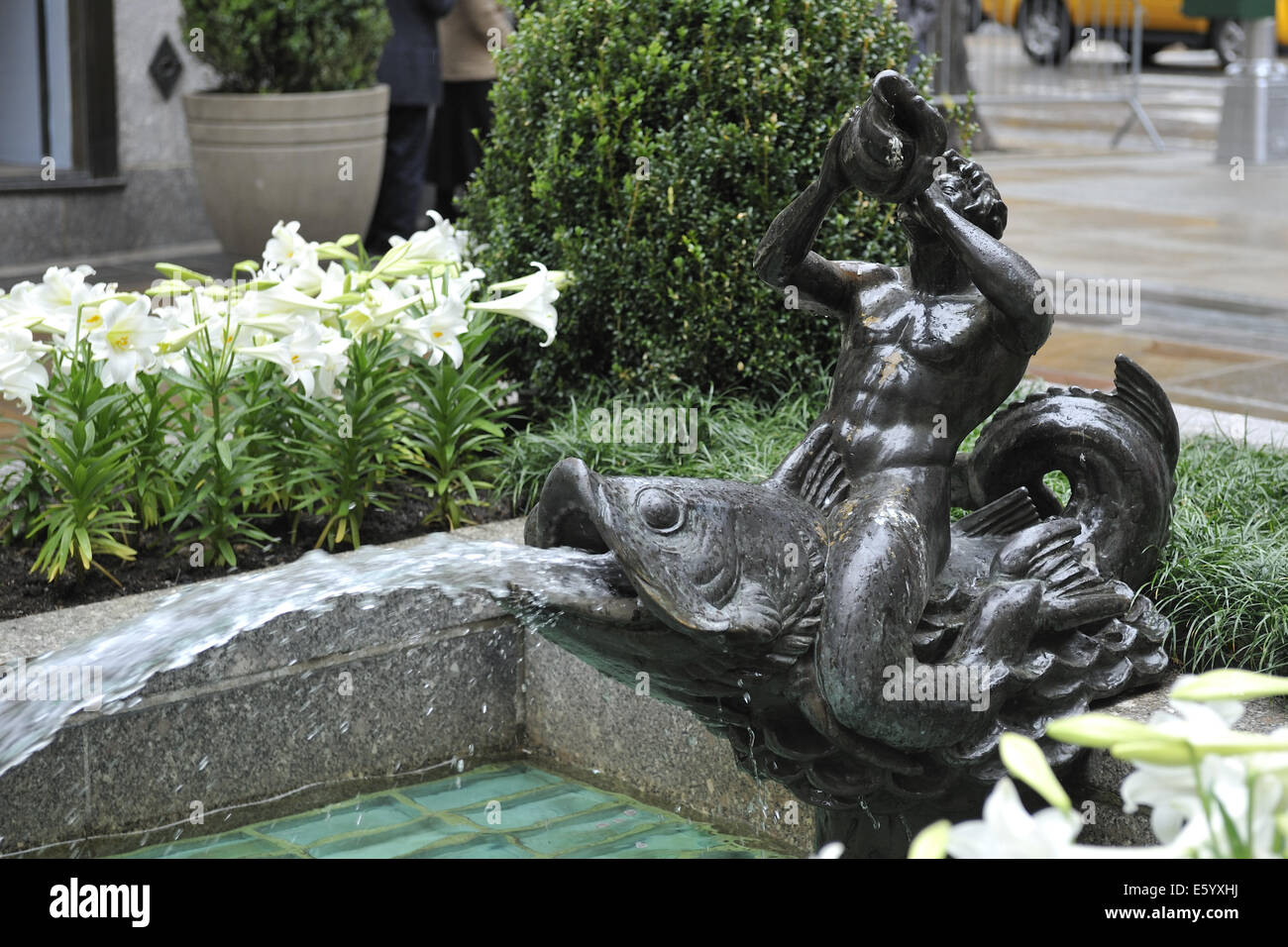 Fountainhead Statue (Triton) repräsentieren die Führung im Kanal Garten, Rockefeller Center, Manhattan, New York Stockfoto