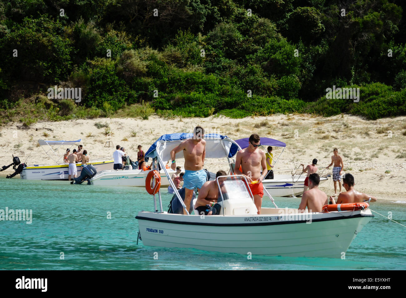 Zakynthos, Griechenland - Insel Marathonisi, Laganaz Bucht. Beliebte Boot Ausflugsziel. Freizeitboote, Selbstfahrer. Stockfoto