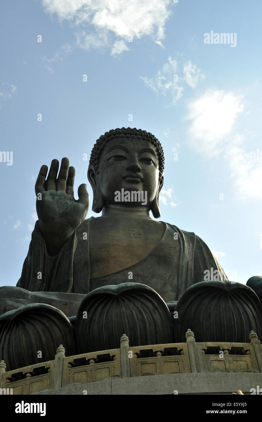 Tian Tan Buddha (Big Buddha) mit der rechten Hand erhoben. Ngong Ping, Lantau Island, Hong Kong, China Stockfoto