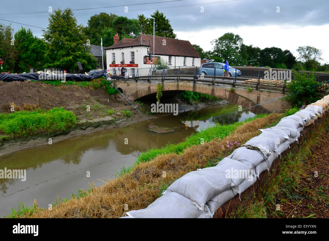 Burrowbridge, Somerset, UK. 9. August 2014. UK-Wetter: ein Notruf, für lokale Helfer mehr Sandsäcke zu machen, um die Brücke herum und entlang der Hauptstraße gegenüber wegen sehr schlechten Wettervorhersage Bewegung umgesetzt werden. Bildnachweis: Robert Timoney/Alamy Live-Nachrichten Stockfoto