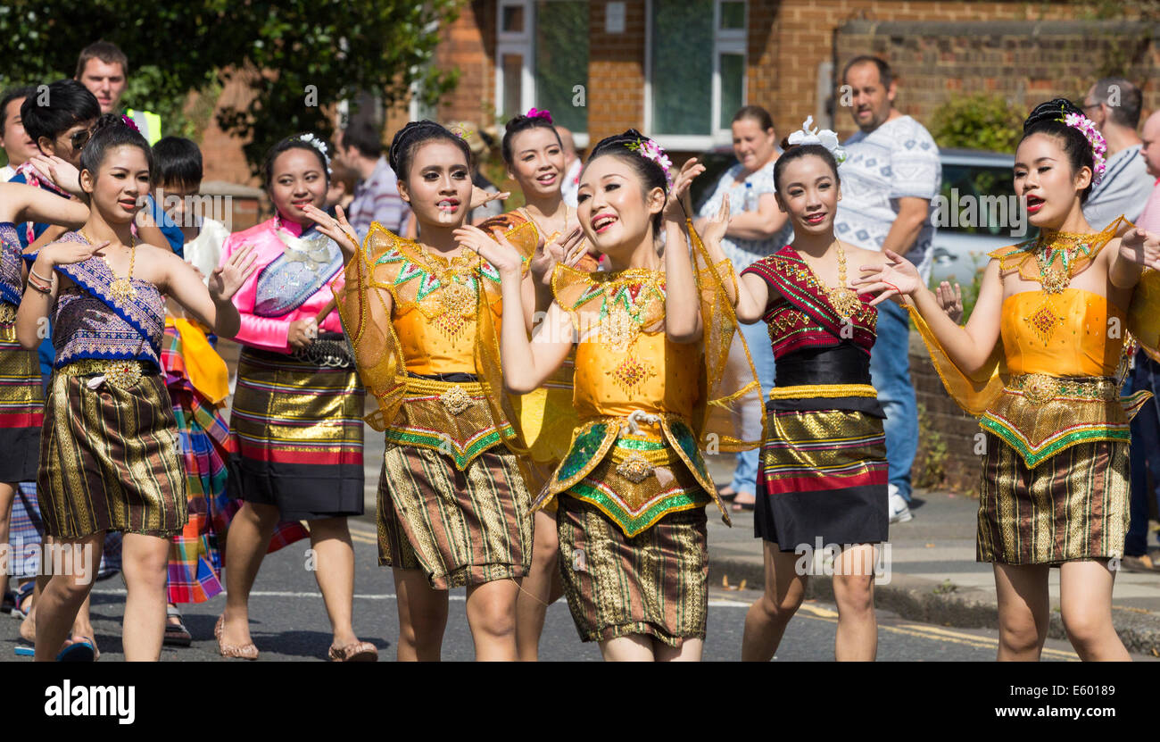 Billingham, UK. 9. August 2014. Tänzerinnen und Tänzer aus Thailand bei der Eröffnungsfeier die parade auf dem 50. Billingham internationale Folklore-Festival. Bildnachweis: ALANDAWSONPHOTOGRAPHY/Alamy Live-Nachrichten Stockfoto
