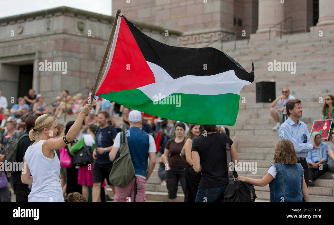 Helsinki, Finnland, 9. August 2014. Demonstranten versammelten kostenlos Gaza Demonstration vor dem Parlamentsgebäude in Helsinki aus wo sie bringen eine Prozession endet vor der Botschaft in Israel. Stockfoto