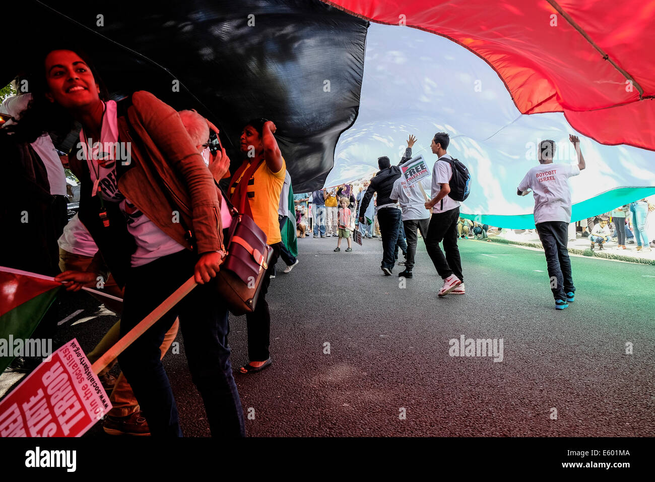 Portland Place, London, 9. August 2014.  Menschen laufen unter eine riesige palästinensische Flagge bei einer Demonstration zur Unterstützung von Gaza.   Fotograf;  Gordon Scammell/Alamy Live-Nachrichten Stockfoto